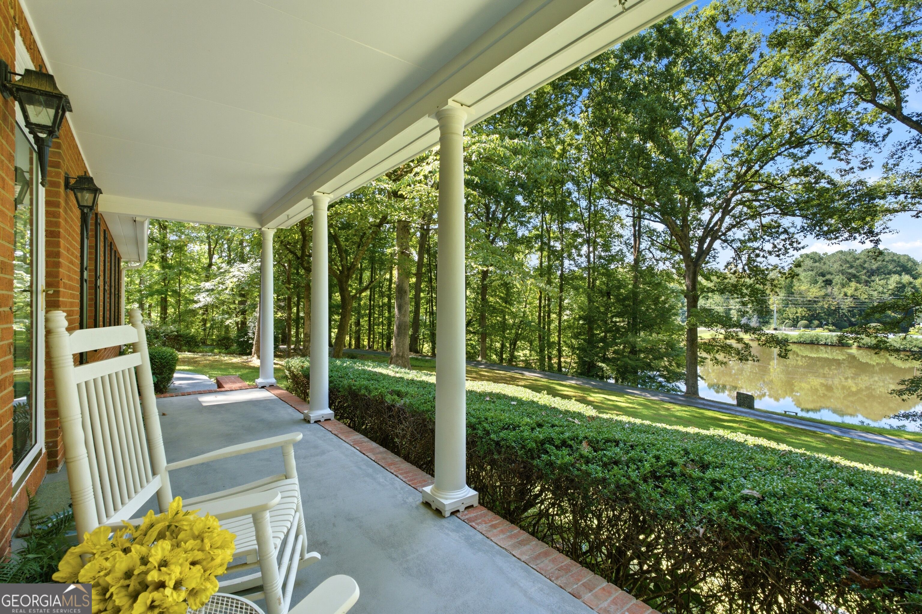 2306 E Cherokee DR