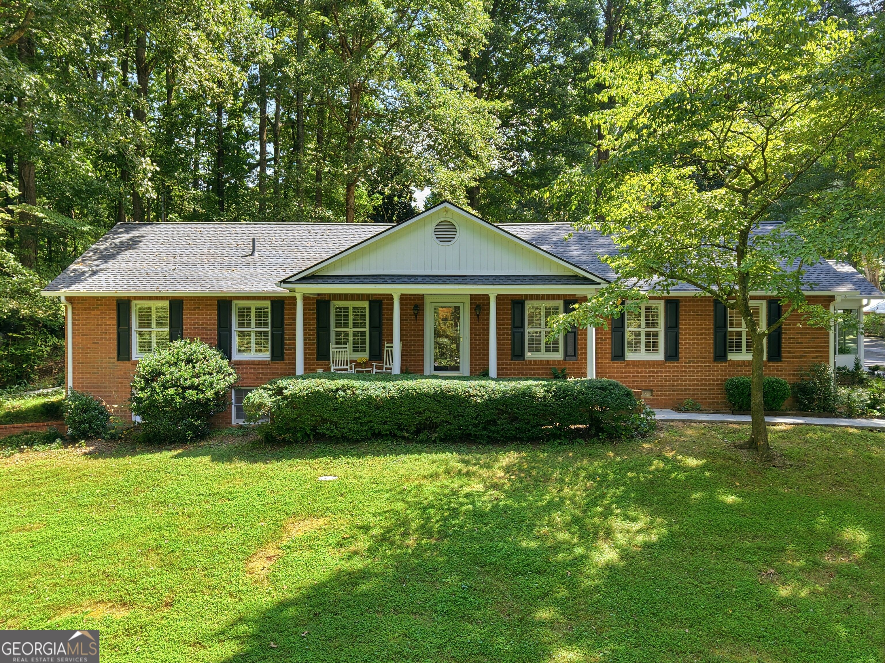 2306 E Cherokee DR