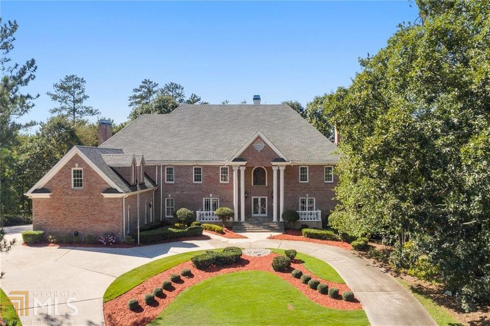 PALATIAL 4 SIDES BRICK ON PRIVATE CUL DE SAC LOT. HARDWOOD FLOORING AND10 FOOT CEILINGS THRUOUT. MASTER SUITE ON MAIN LEVEL WITH NEWLY RENOVATED BATH WITH SOAKING TUB AND MASSIVE SHOWER. SECONDARY MASTER SUITE ON SECOND LEVEL. DRAMATIC 2 STORY FOYER WITH CURVED STAIRCASE. GORGEOUS PANELED LIBRARY, BANQUET SIZE DINING ROOM, 2 STORY FIRESIDE GRAND ROOM, HUGE FRESHLY RENOVATED KITCHEN OPENS TO FIRESIDE KEEPING ROOM .SEPARATE PREPPING KITCHEN OFFICE OFF OF KITCHEN. LARGE LAUNDRY ROOM ON MAIN LEVEL. SECOND LEVEL FEATURES 4 ENSUITE BEDROOMS PLUS BONUS ROOM AND OFFICE.