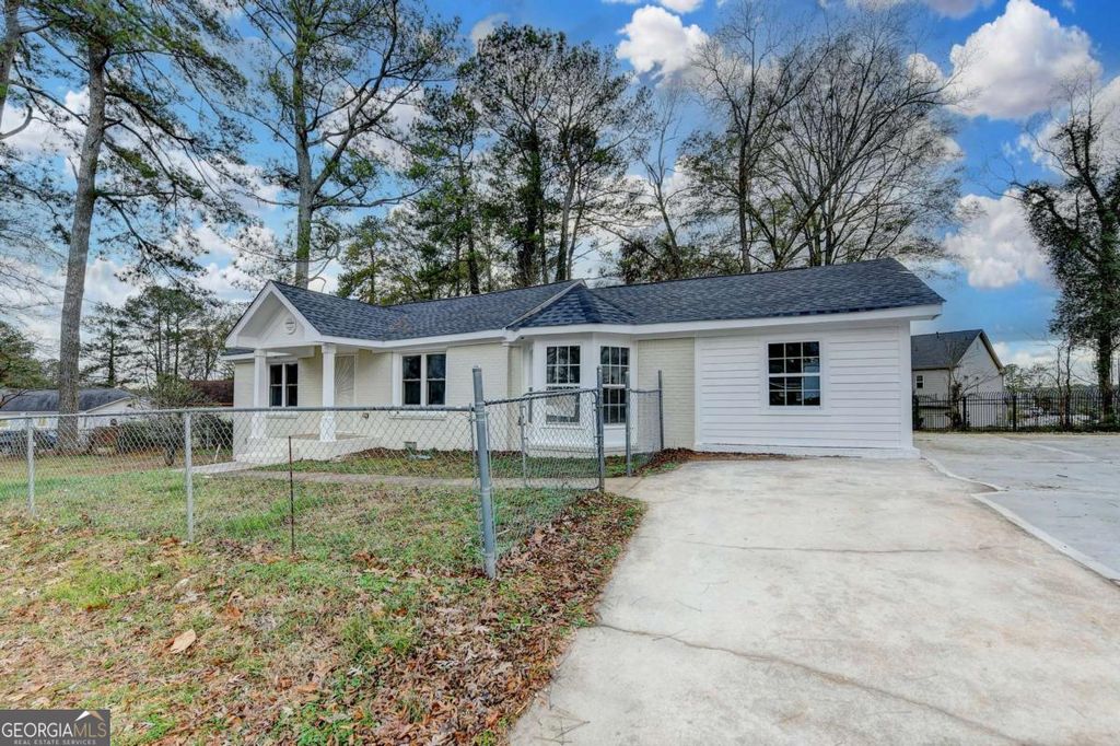 Photo of 574 Glendale Road, Scottdale, GA 30079 (MLS # 10772120)