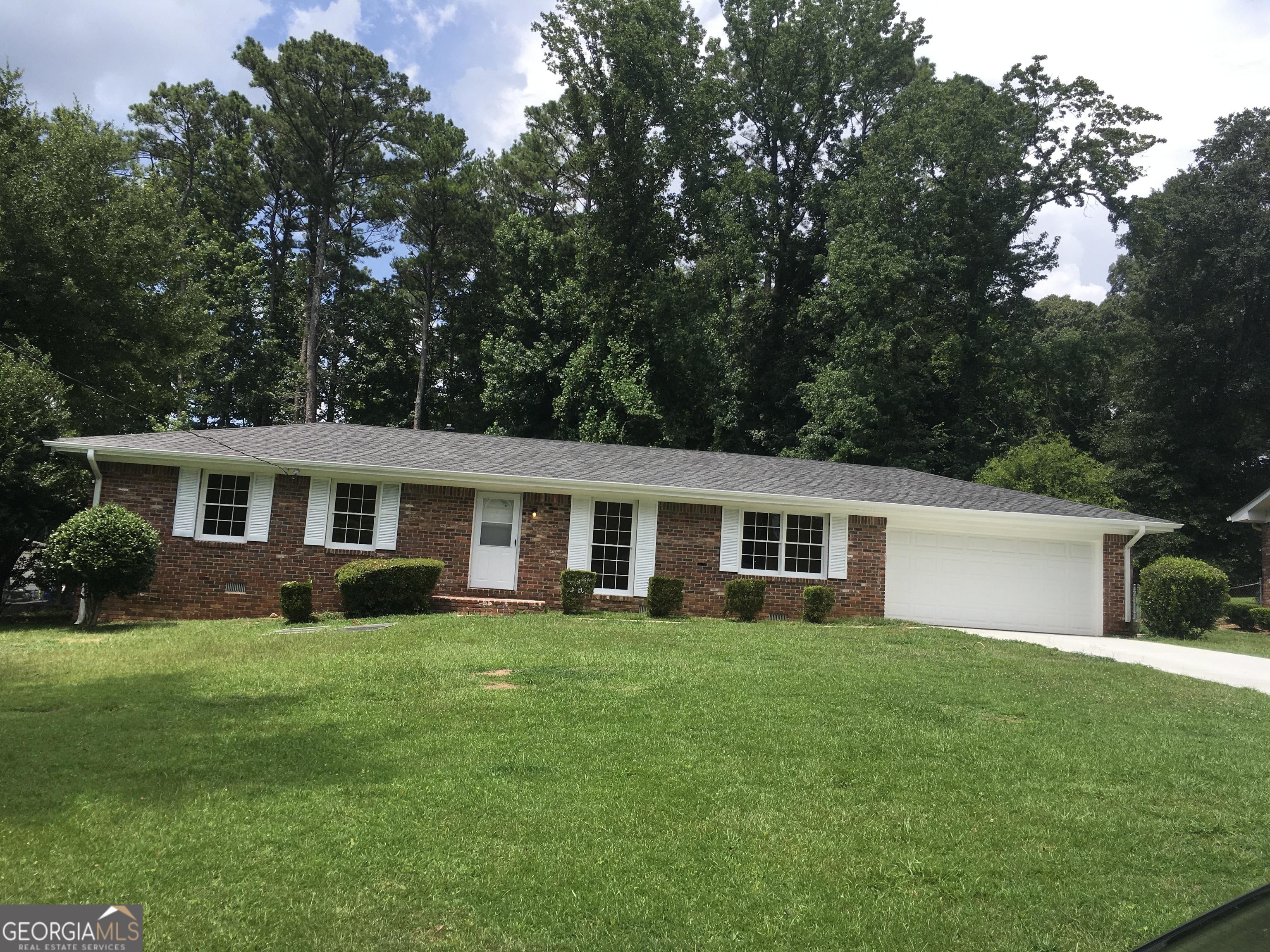 THIS CHARMING 3BR 2BTH Home WON'T LAST!! Renters come claim your new oasis. The hardwood floors throughout are stunning. Master on main with on - suite. seperate dining rm, eat-in kitchen with a Huge backyard and front yard. 2 car garage. LISTING AGENT FOR SHOWINGS !!
