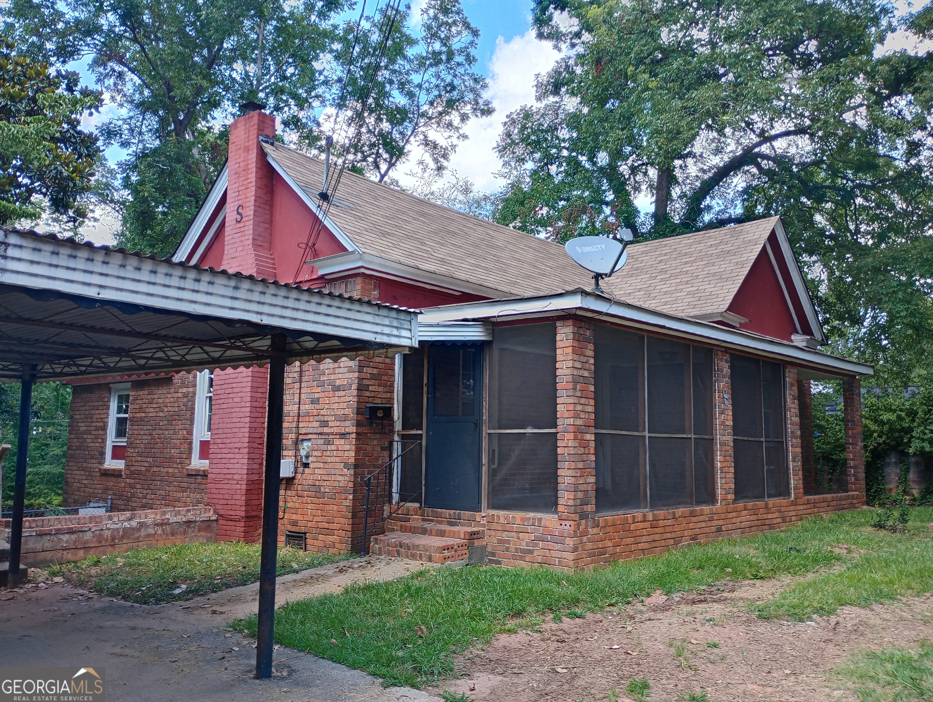 Spacious 3 bedroom house, with 2 full bathrooms. Close to downtown Newnan, with a large back yard. Lots of kitchen counterspace, and charming details throughout the home.