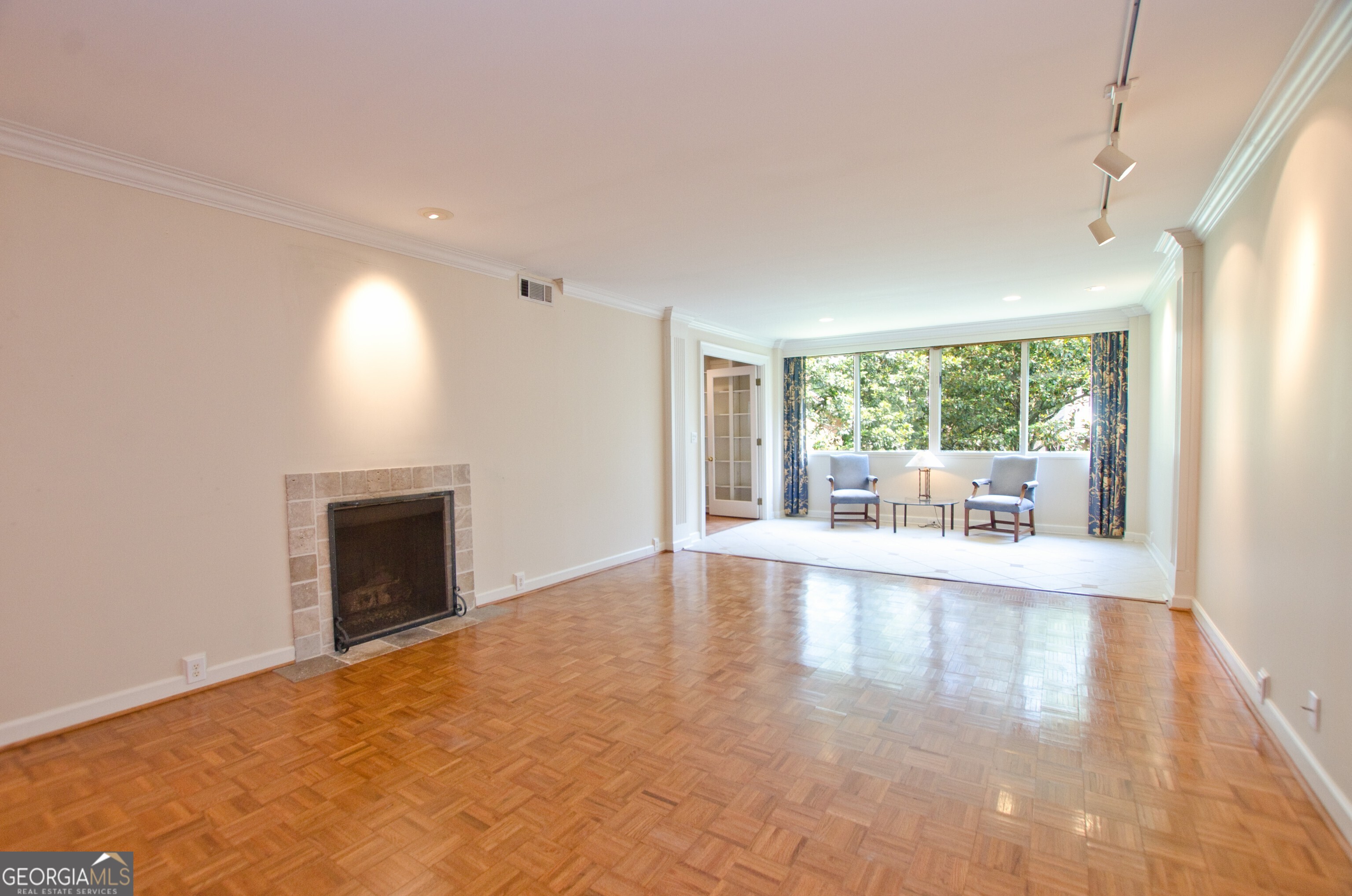 2734 Peachtree RD NW C-404
