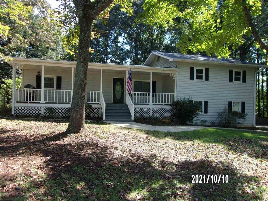 Lovely cozy home on a wooded lot.  Minutes to the interstate, shops and restaurants.  Home features split level bedroom plan, a large sunroom and a rocking chair porch. Not accepting Section 8 Tenants