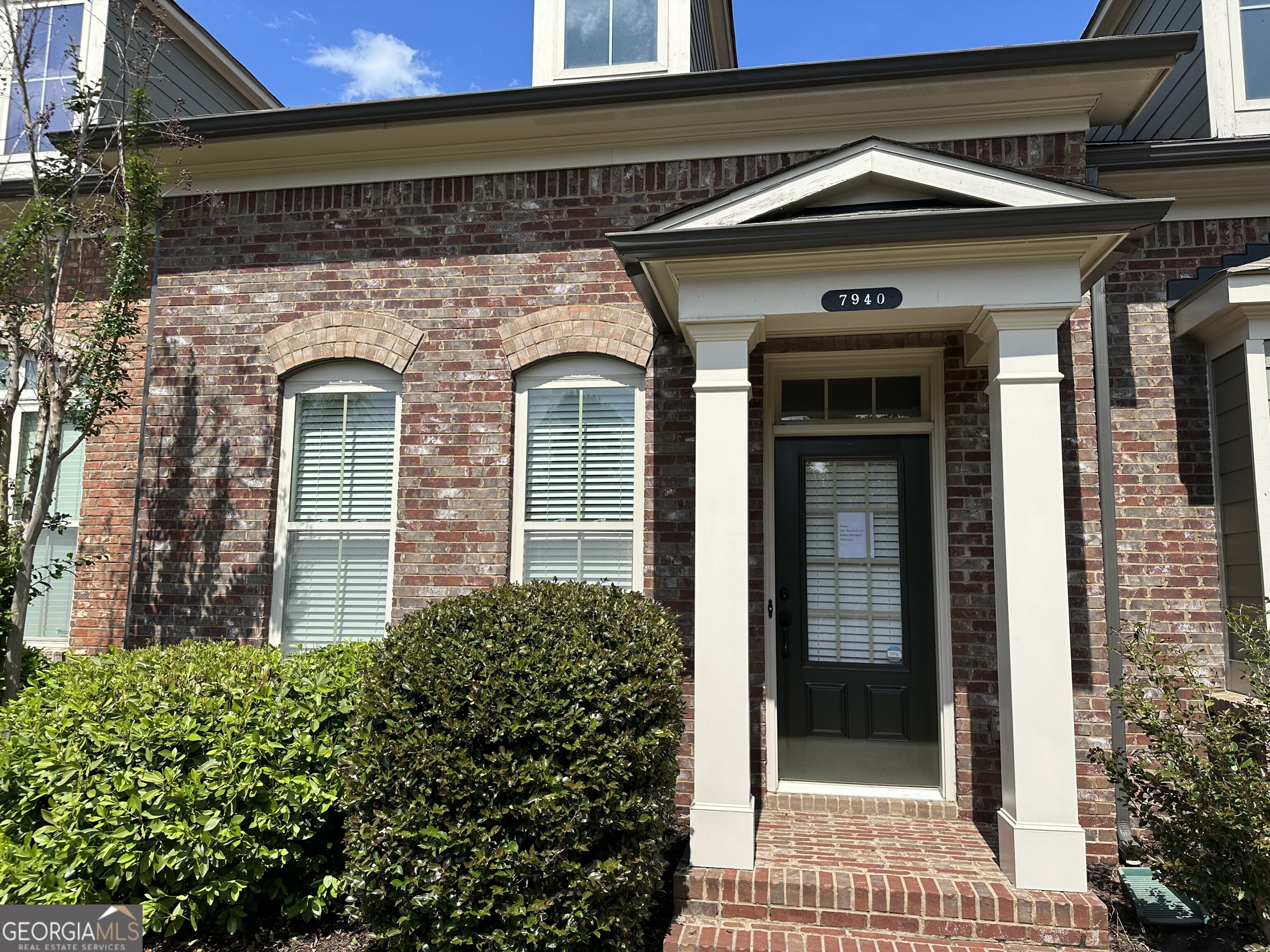 Beautiful townhome with hardwood floors in the main floor. Kitchen with stainless steel appliances overlooking dining area and great room with 3-sided fireplace. Spacious bedrooms, bathrooms and walk-in closets. Screened in patio. Master on main. GATED COMMUNITY.