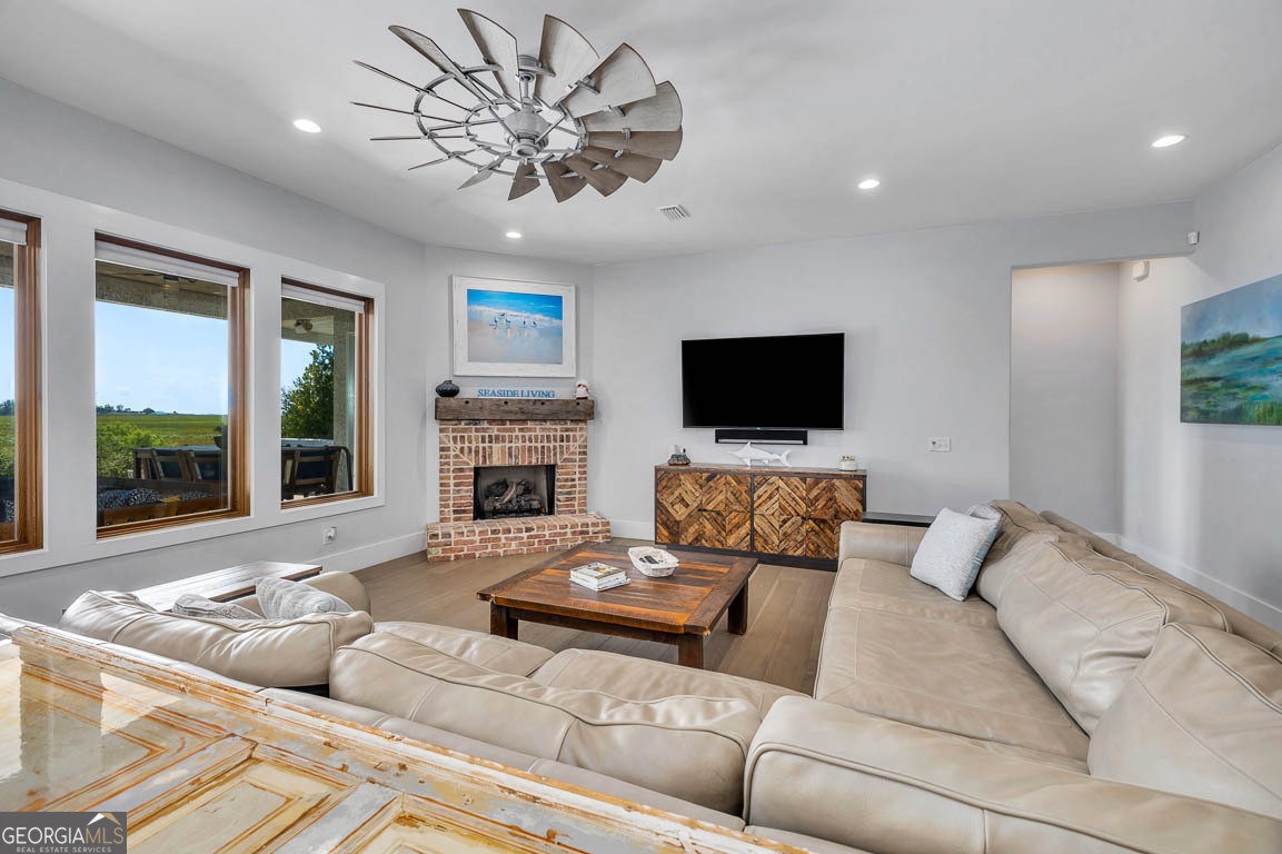 305 Yacht Club LN