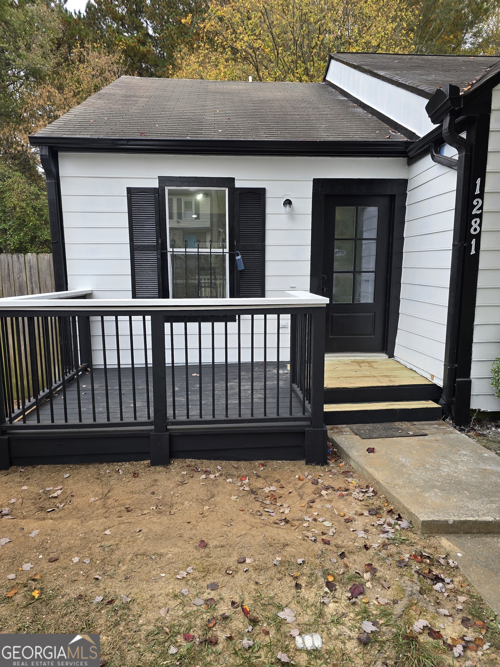 MOVE IN READY RENOVATED TOWNHOME LOCATED IN MARIETTA WITH NO HOA. A SOUGHT AFTER COMMUNITY IN PROXIMITY TO EVERYTHING! THIS HOME IS PERFECT FOR FIRST TIME HOME BUYER, RELOCATION, SECOND HOME, AND RENTAL (AIRBNB) INCOME. DON'T MISS OUT ON THIS PERFECT OPPORTUNITY TO OWN THIS CHARMING TOWNHOME. THIS HOME FEATURES RECESS LIGHTING, FRONT PORCH, BIG COVERED BACK PORCH, NICE SIZE FENCED IN YARD, NEW APPLICANCES (WILL BE INSTALLED), GRANITE COUNTERTOPS, NEW CABINETS, NEW FLOORING, SPACIOUS BEDROOMS, LAUNDRY HOOK-UP. SCHEDULE YOUR SHOWING AND SUBMIT YOUR OFFER TODAY! ***PLEASE BE ADVISED THE HVAC IS NOT WORKING.
