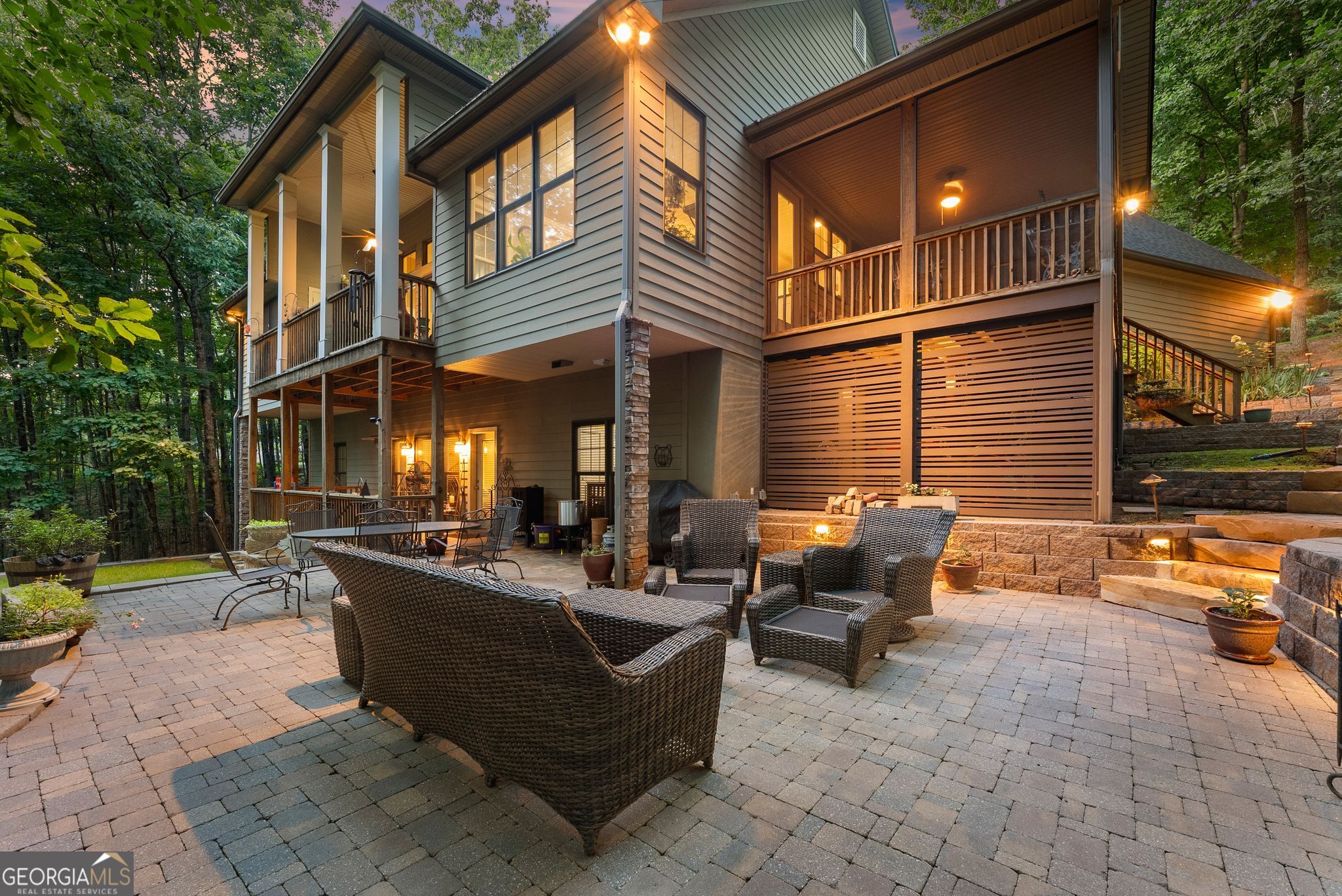 746 Plum LN