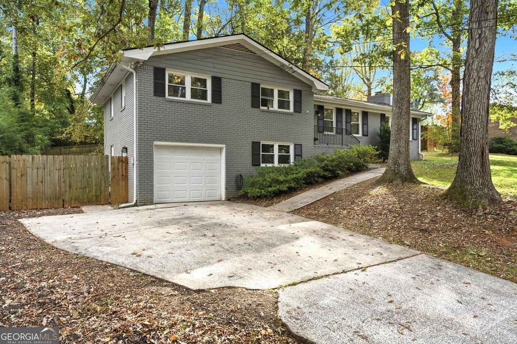 Photo of 5562 Crestview Drive, Acworth, GA 30102 (MLS # 10881630)