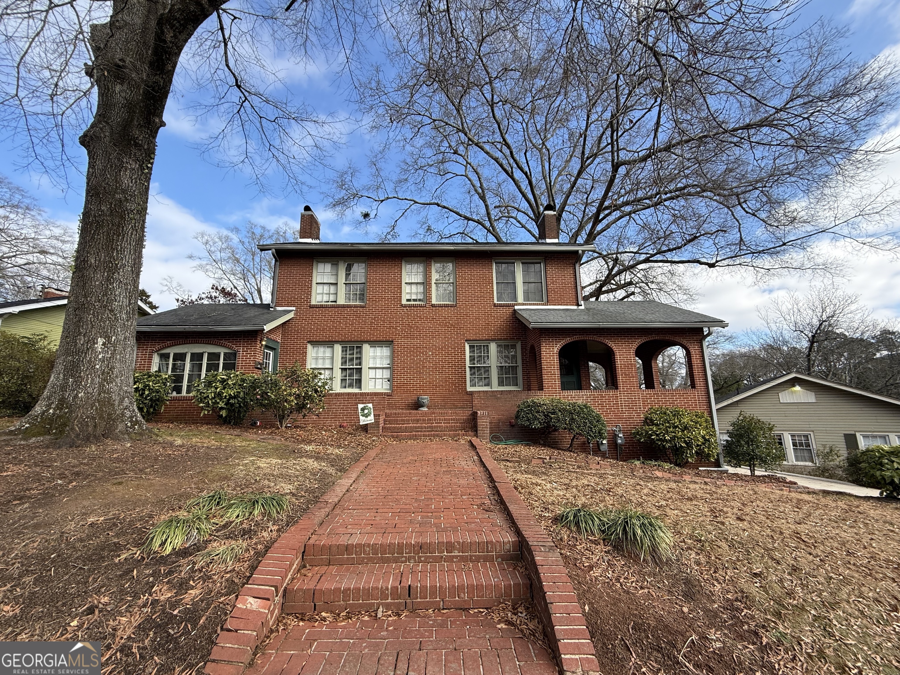 East Rome: 2 bedroom, 1 1/2 bath duplex. Stove, refrigerator, dishwasher, microwave. Has washer/dryer hook-ups , central heat & air, electric fireplace with remote. Uses Gas. No pets