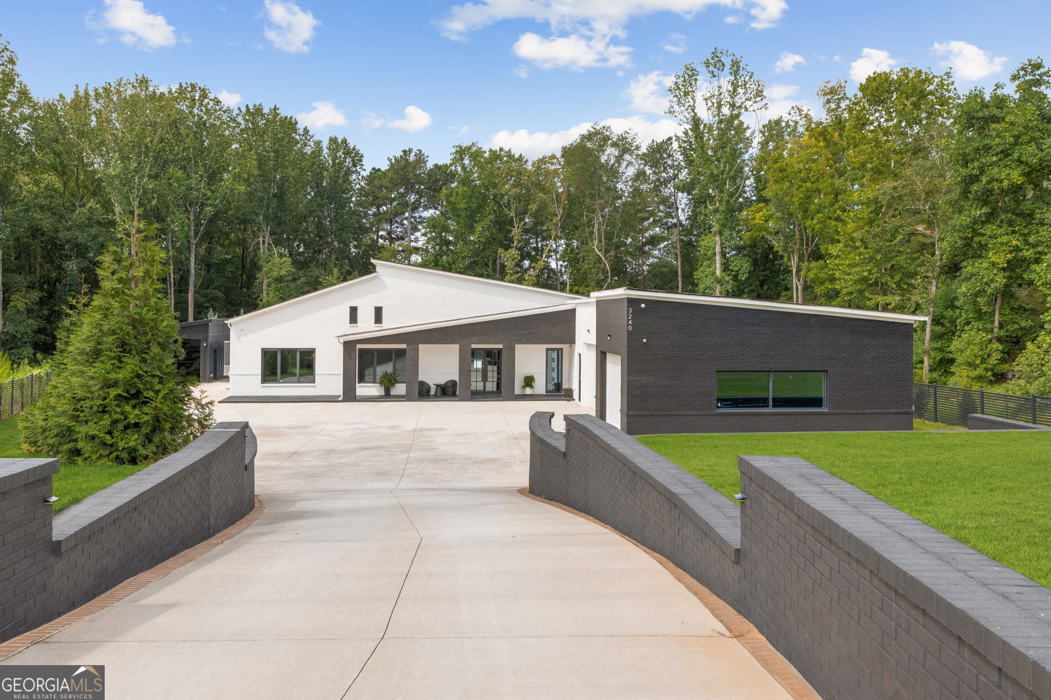 3240 Smithtown RD