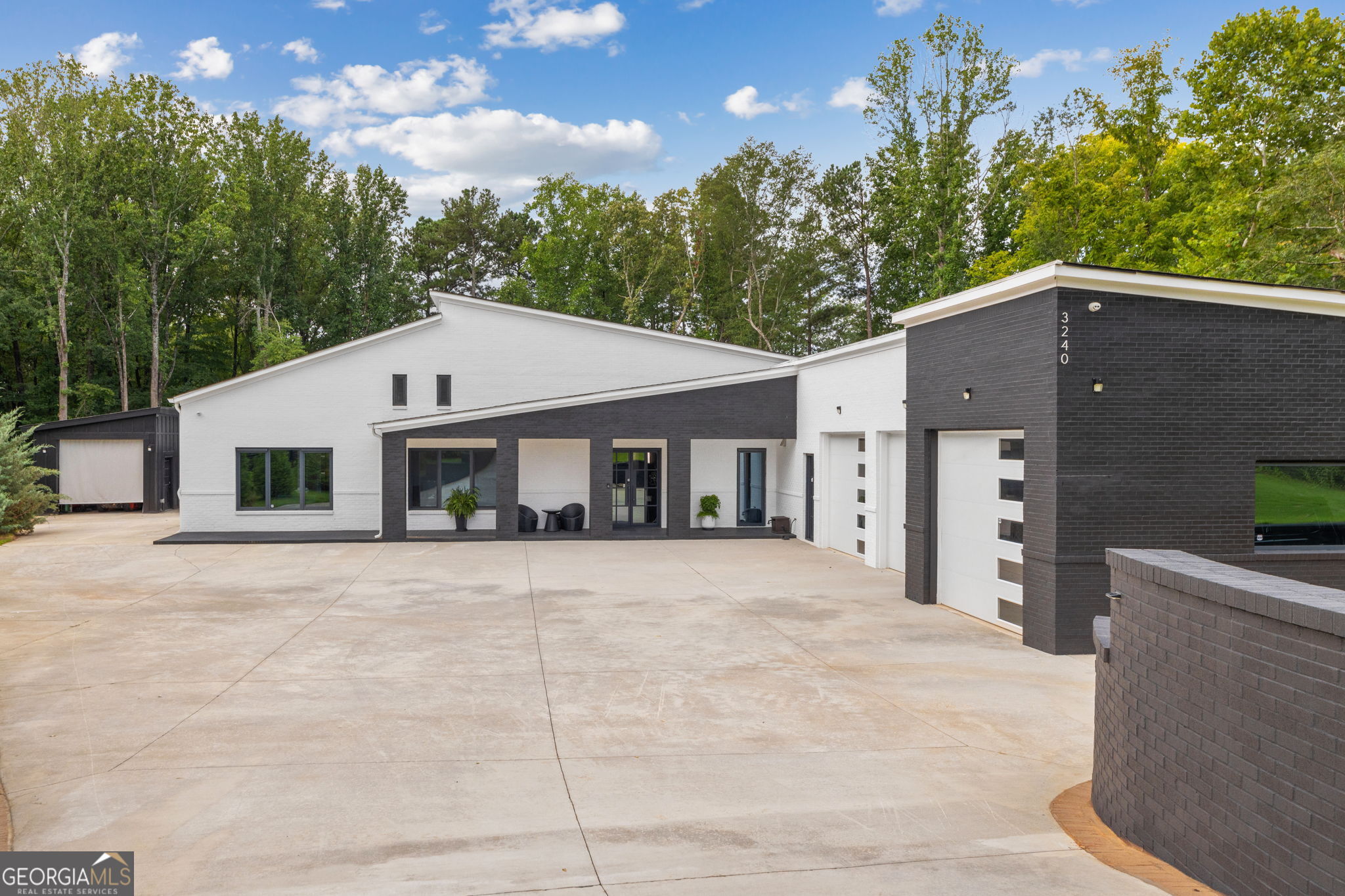 3240 Smithtown RD