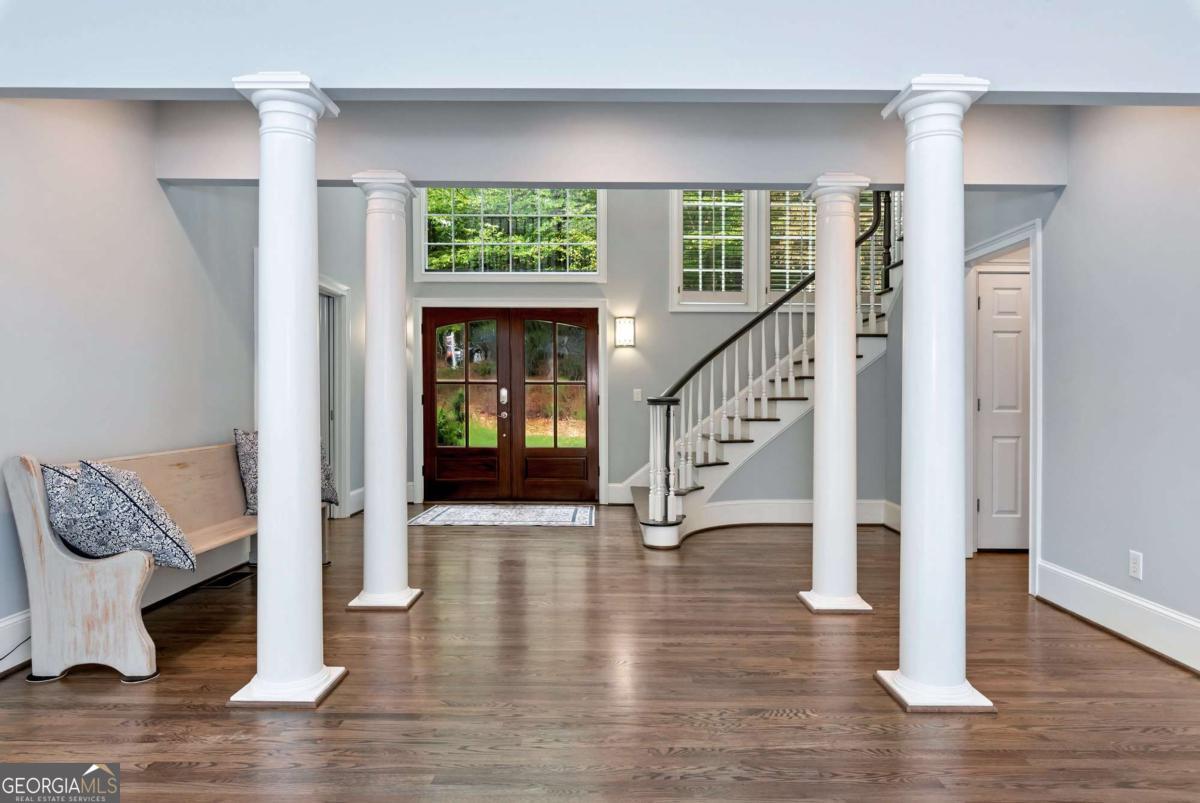 435 Robertson RD
