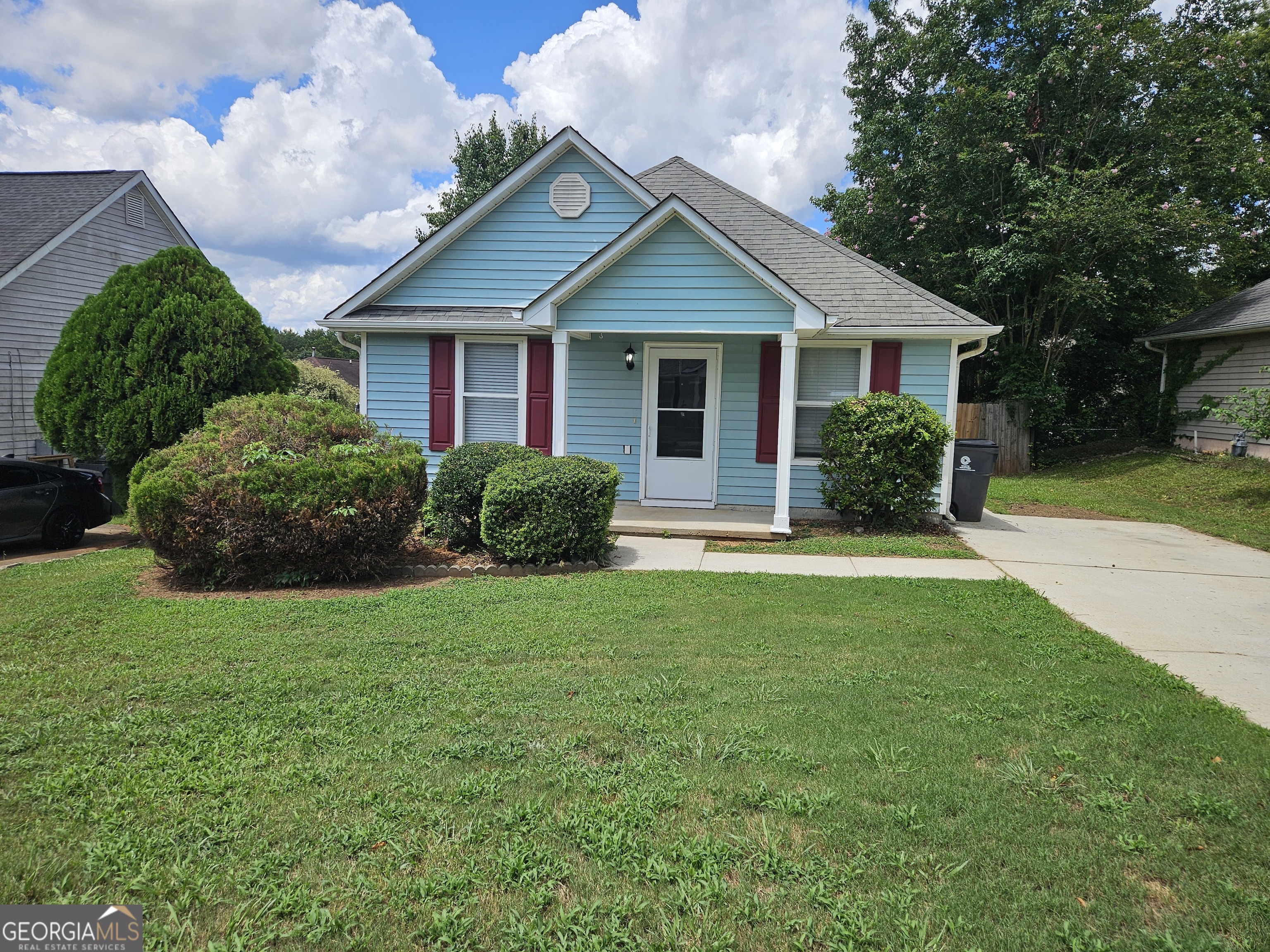 Cozy ranch, convenient to schools, shopping, I-75 and I-675. Great for investor or first time home buyer.