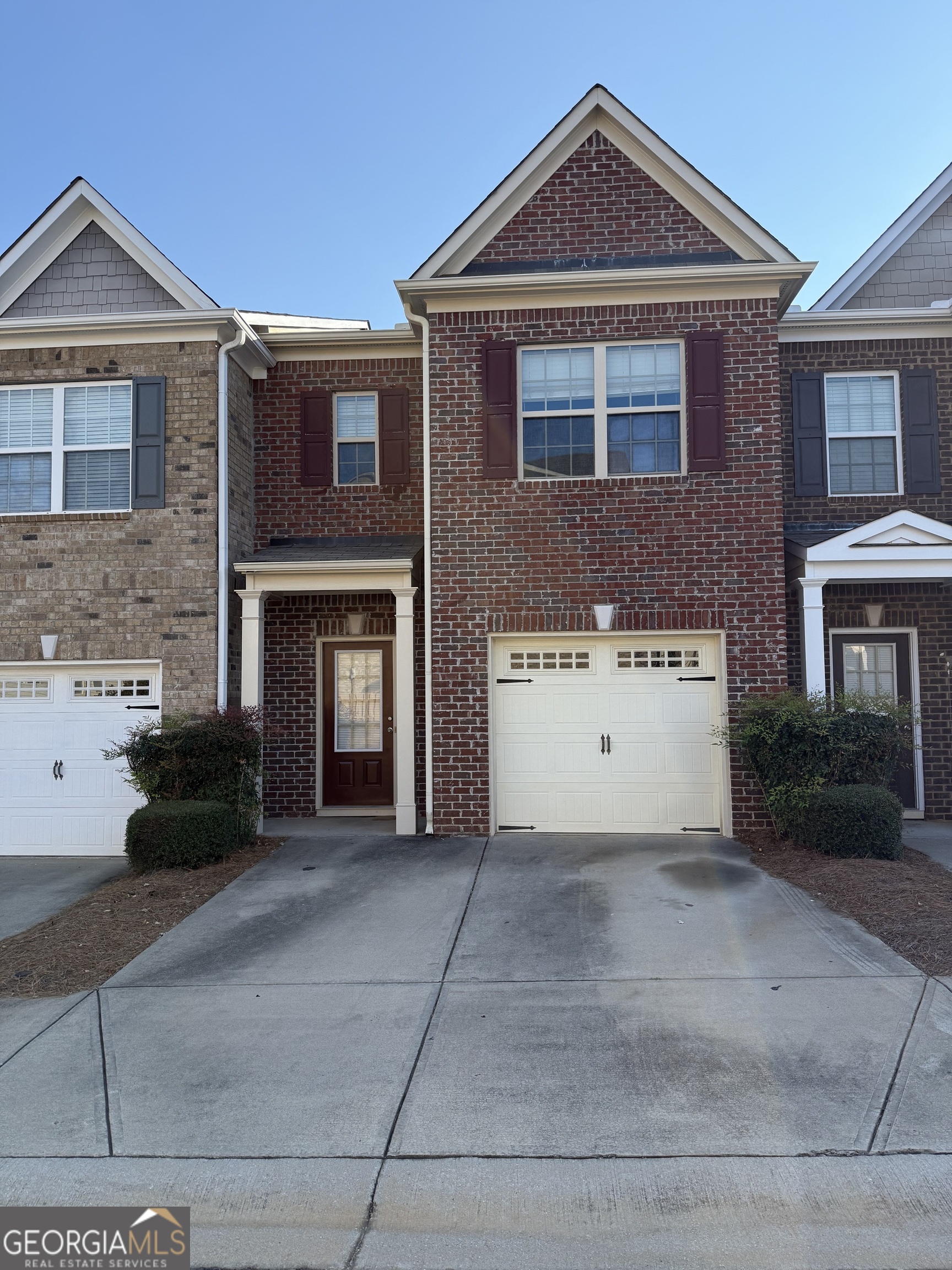 Beautiful 3-bed, 2.5-bath townhome in the gated Brynfield community of Suwanee. This spacious home offers an open floor plan, bright kitchen, and comfortable living spaces perfect for modern living. Ideal for families. Community amenities include a pool, clubhouse, and playground. Fantastic location just minutes from I-85, shopping, dining, and Suwanee Town Center. Zoned for Walnut Grove Elementary, Creekland Middle, and Collins Hill High. Home is move-in ready and waiting for its next tenant to enjoy!