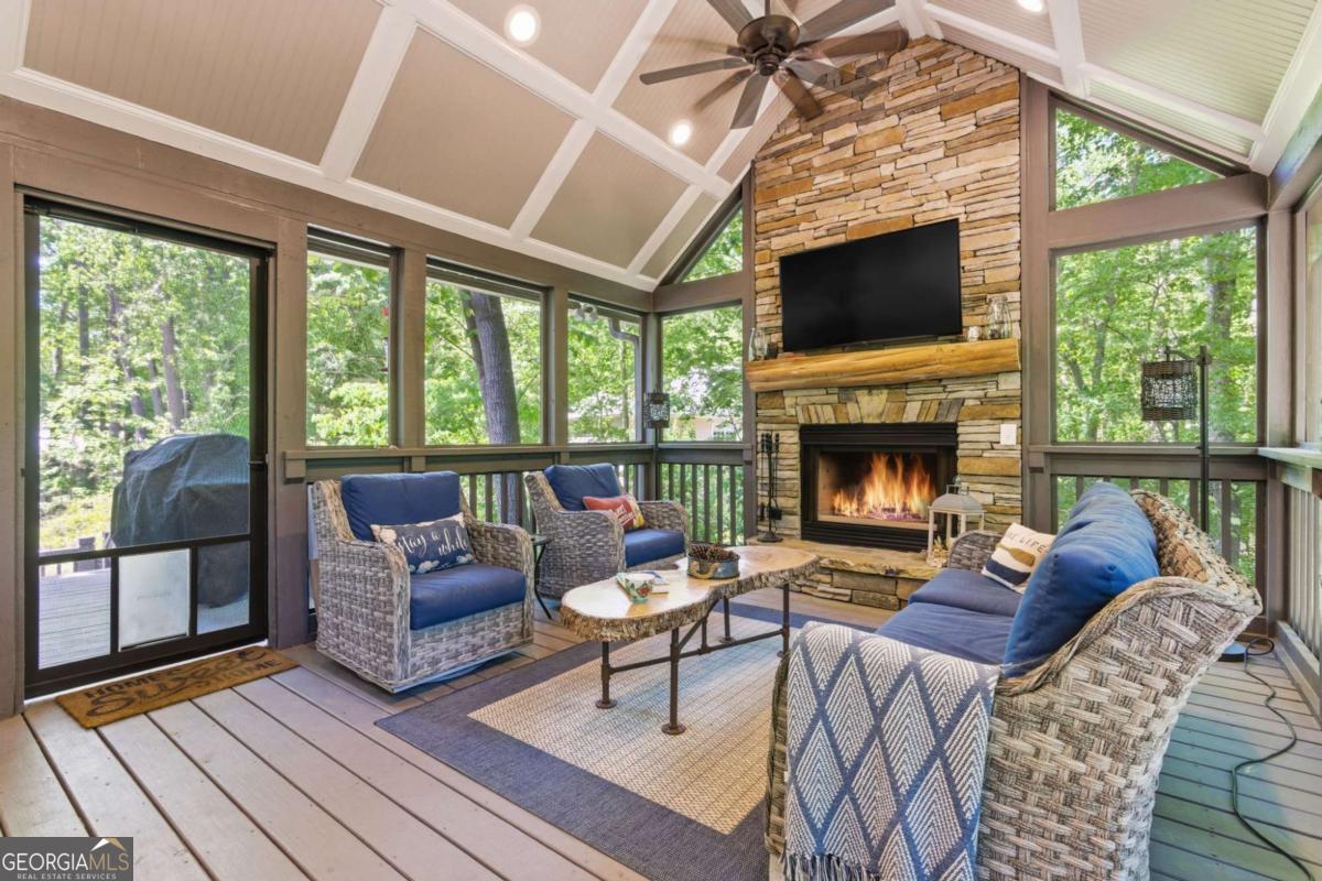 2815 Lake CT