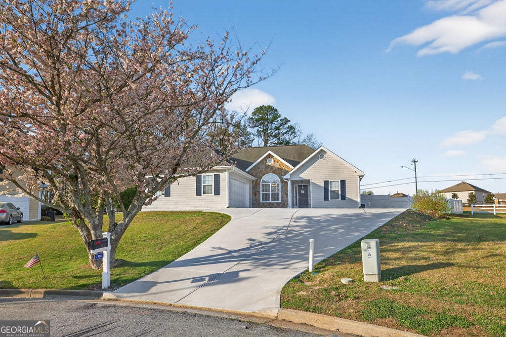 Photo of 1530 Summer Lake Terrace, Loganville, GA 30052 (MLS # 10778504)