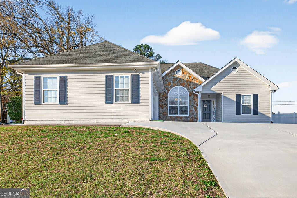 Photo of 1530 Summer Lake Terrace, Loganville, GA 30052 (MLS # 10778504)