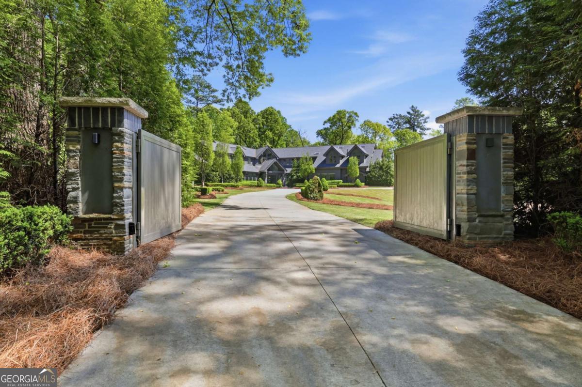 2883 W Roxboro RD NE