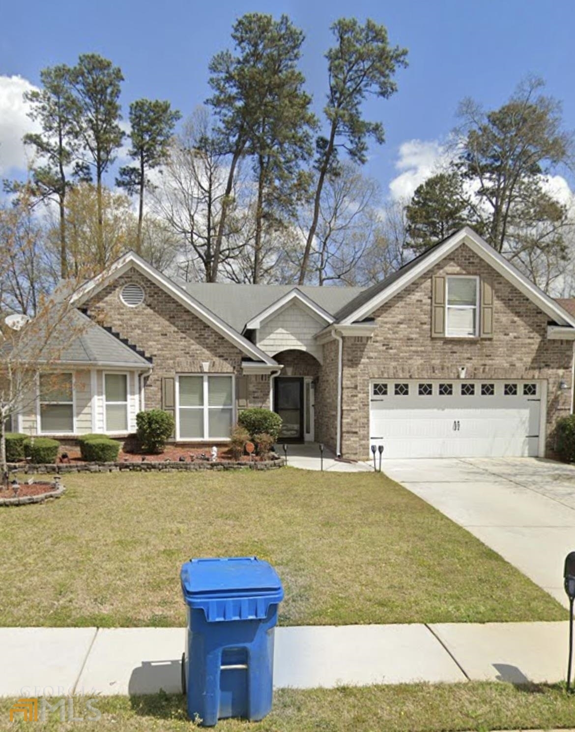 WELL KEPT 4 SIDED BRICK RANCH WITH FINISHED BONUS ROOM,GREAT INTERIOR OPEN FLOOR PLAN, LIVING ROOM FEATURES 2 SIDED FIREPLACE,SPACIOUS MASTER W/FRENCH DOORS LIGHT AND BRIGHT. LARGE SECONDARY ROOMS. VAULTED CEILINGS,LARGE KITCHEN W/ISLAND, LEVEL DRIVEWAY LOT, GREAT LOCATION......WON'T LAST LONG.