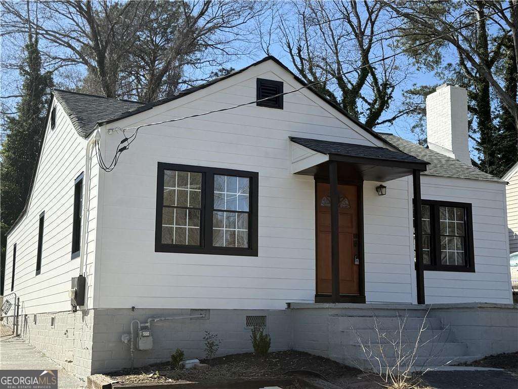 Beautifully renovated 3-bedroom, 2-bath home in Oakland City's Historic District. This ranch-style property blends modern upgrades with timeless charm, featuring quartz countertops, premium appliances, and stylish LVP flooring throughout. The spacious master suite includes a renovated en-suite bath, while the inviting front porch and private back patio provide great outdoor living spaces. Just minutes from the Beltline, Downtown, and Mercedes-Benz Stadium, this home offers comfort, convenience, and the best of Atlanta living. Self showings are available anytime at Rently.