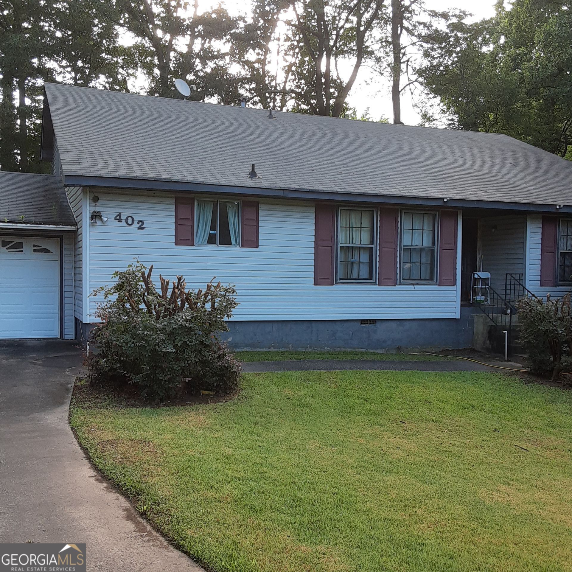 Very spacious three bedroom two bath home nestled in a quiet cul-de-sac just 2 minutes from Riverdale High School. This home features gorgeous vaulted ceilings and new carpet in the bedrooms and hallway. There is a large mud/storage room that could easily be converted into a 4th bedroom. Would make an excellent investment opportunity. Conveniently located 30 minutes from downtown Atlanta!