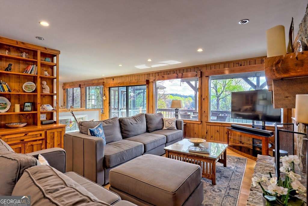 1243 Forest DR