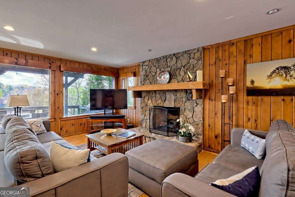 1243 Forest DR