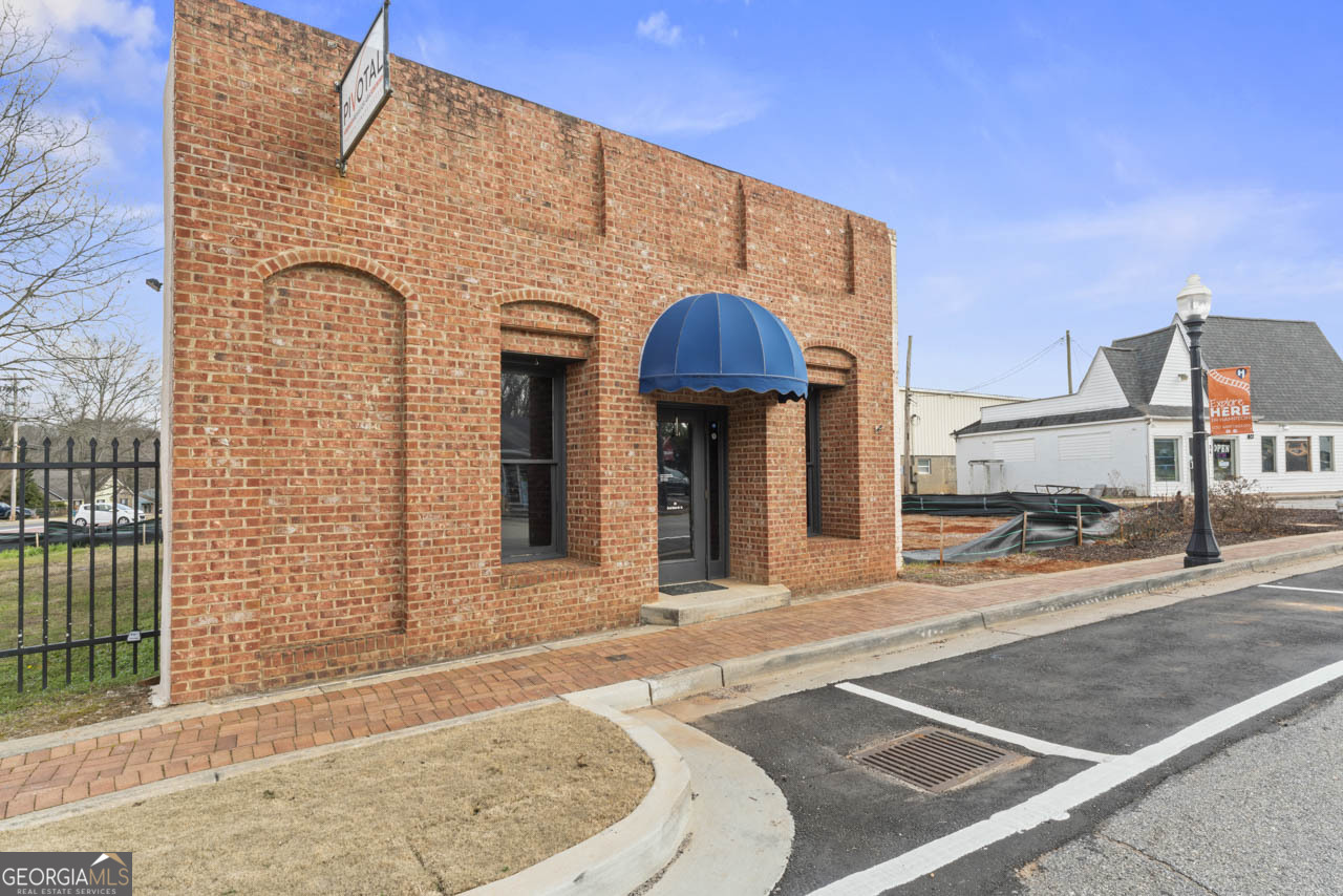38 E Main ST