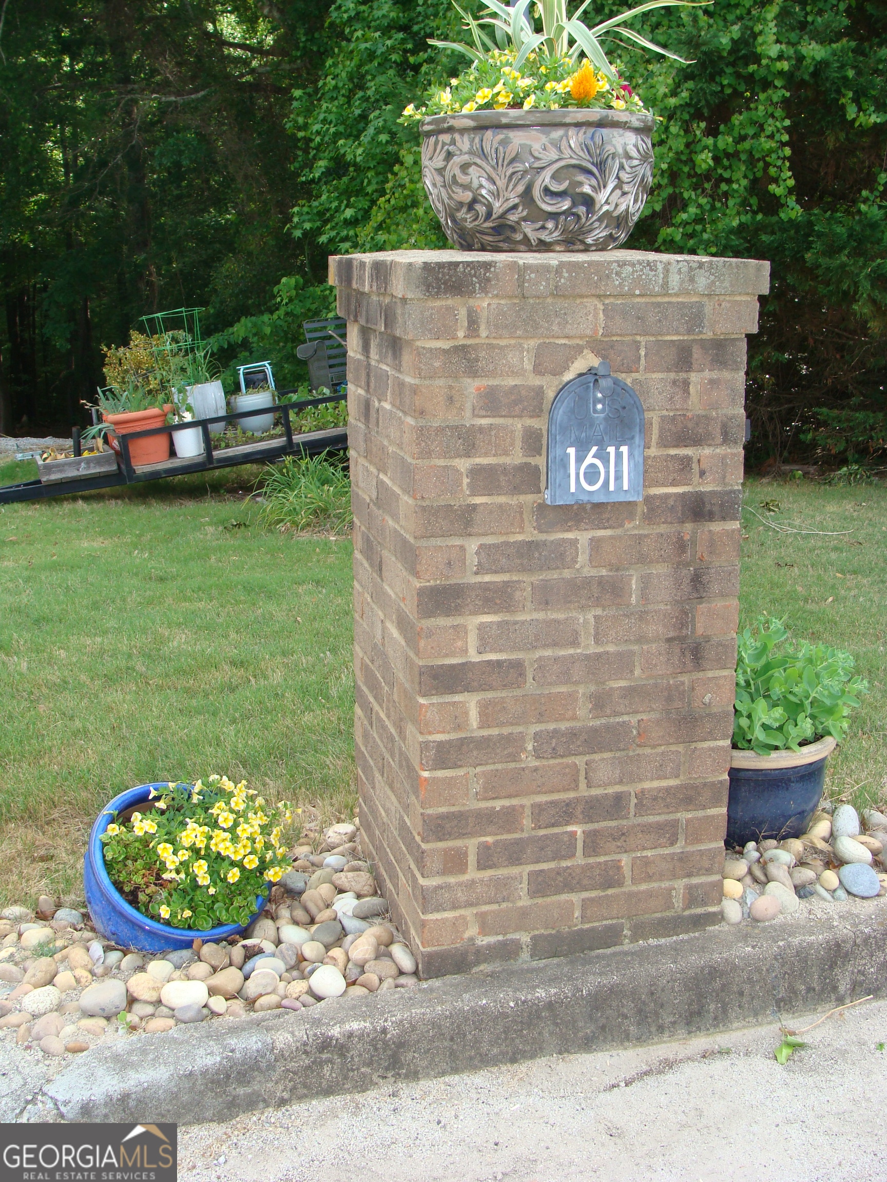 1611 Lake View CT