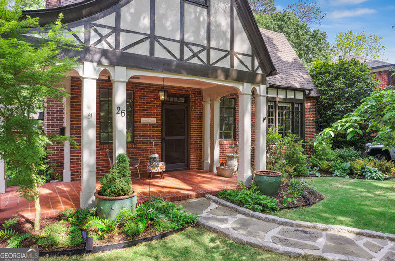 26 Clarendon AVE