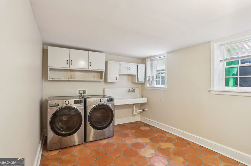 Avondale Estates, Georgia 30002, United States, 5 Bedrooms Bedrooms, ,5 BathroomsBathrooms,Residential,Pending,119574