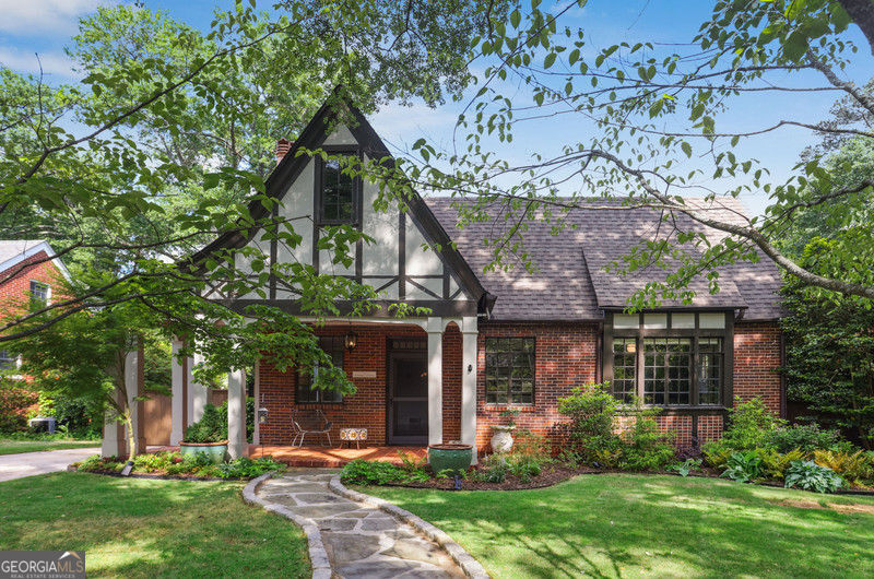 26 Clarendon AVE