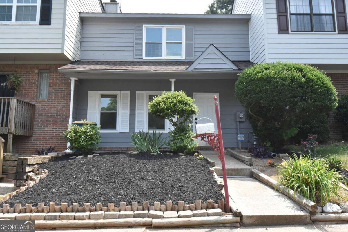 A Very Cozy 2 bed/2.5 bath Townhome located just minutes away from 1-75! ROOMMATE FLOOR PLAN. Townhome has been FRESHLY RENOVATED. Enjoy the *New Wood Flooring, *New Carpet, *Fresh Paint, *New Stainless Steel Appliances and *New Washer and Dryer. *Nice Gathering room with a Brick Fireplace.* Spacious Open Kitchen w/breakfast island. *Upper level has 2 Master-like Suites w/private baths. *New Ceramic tiled showers! Home located close to many Restaurants and Shopping. Exterior has front porch and patio for sunny relaxation! Don't miss out on this special little gem! You must have over 580 credit score, Clean rental history, clean criminal background and make 3x's the monthly rent that is verifiable in order to qualify. MOVE-IN READY NOW!!!