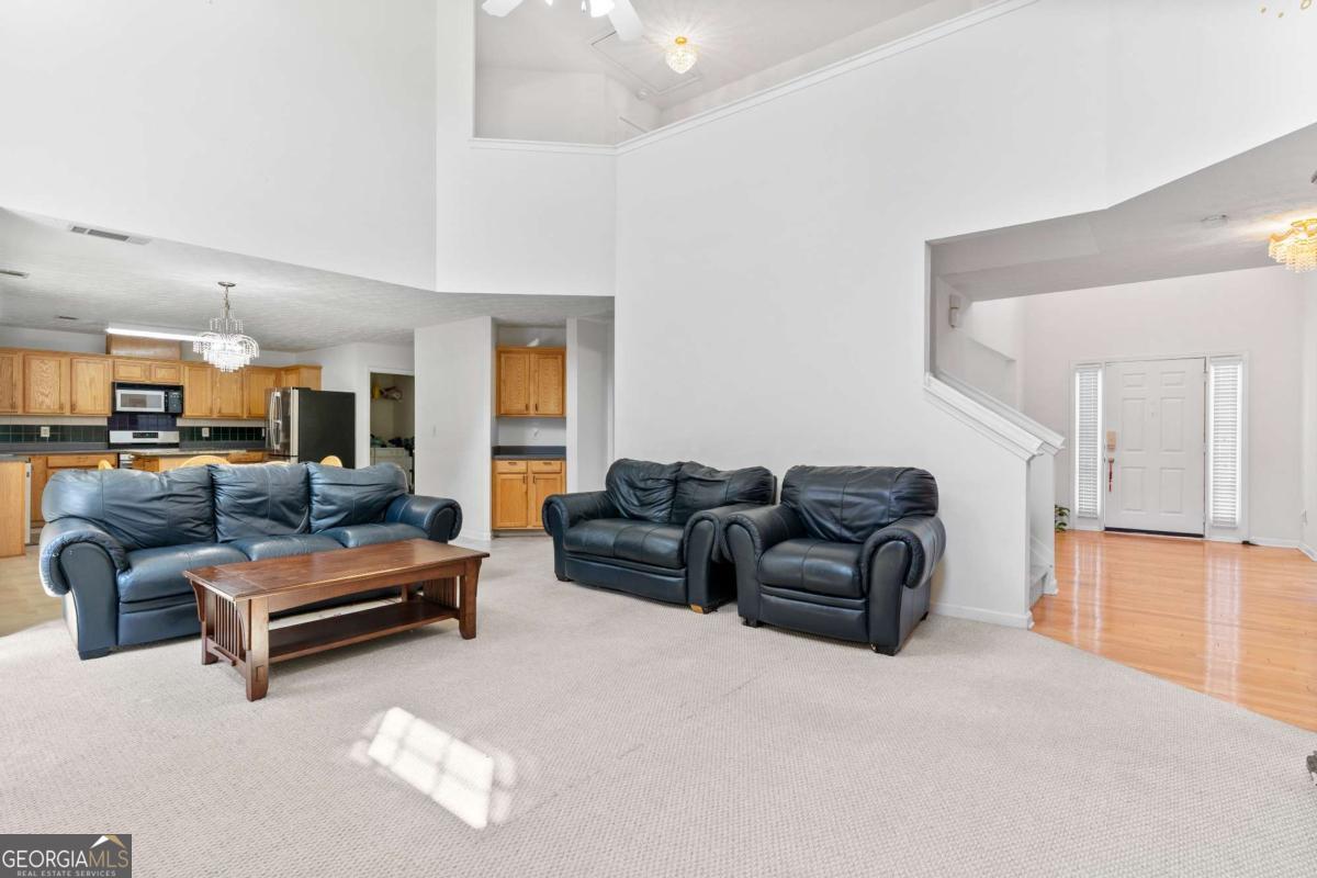 665 Roxford LN