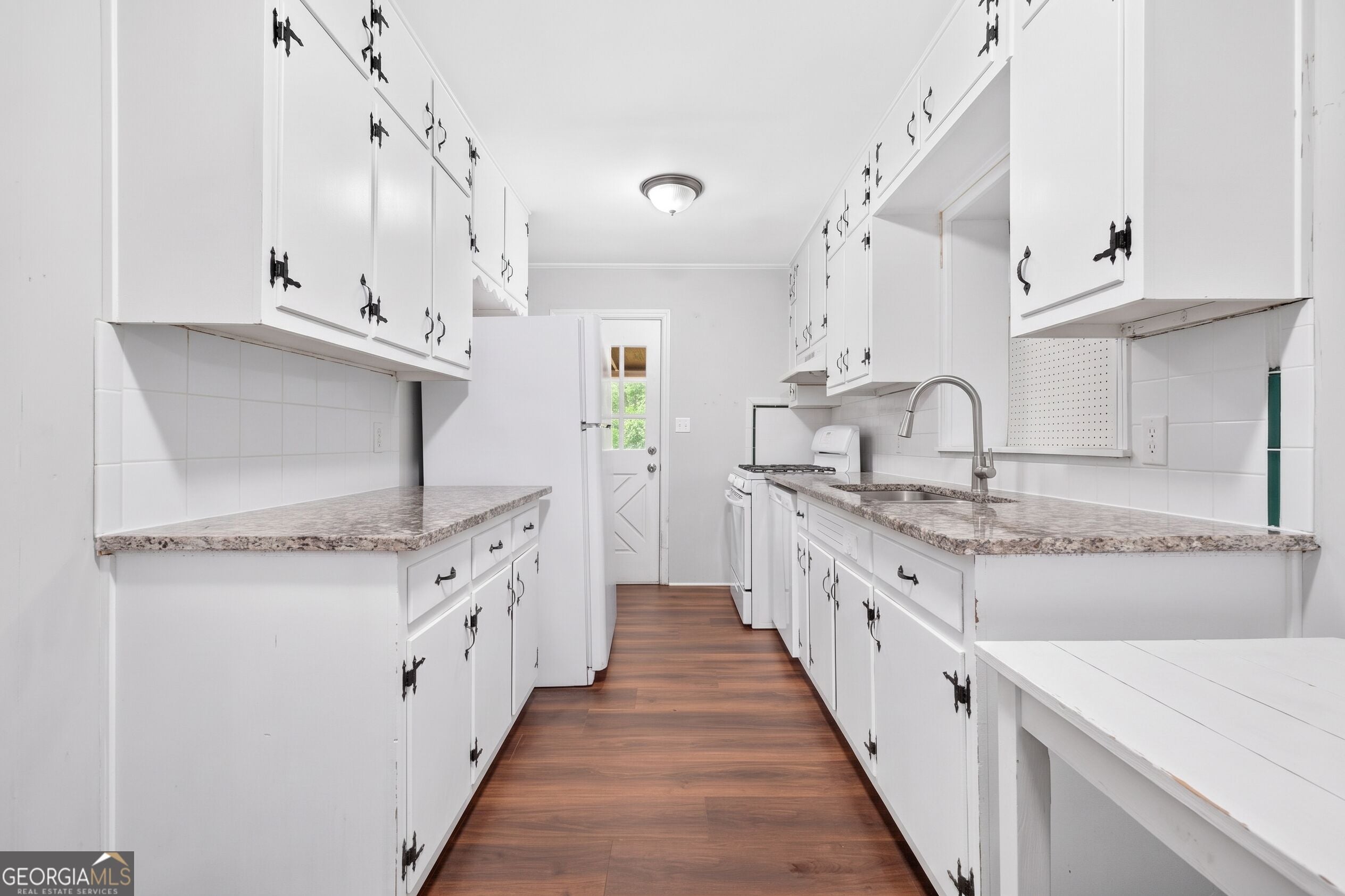 128 Peachtree CIR SE