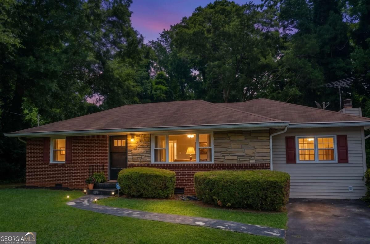 128 Peachtree CIR SE
