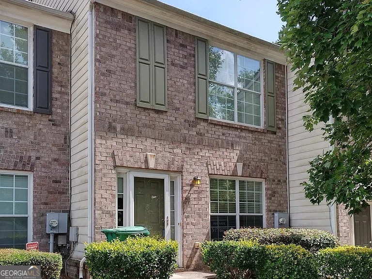 This home is located within minutes from Stonecrest Mall with easy access to 20 & 285 .This unit has real hardwood floors, with nice size kitchen and island . Each bedroom has a walk in closet and a full bathroom.