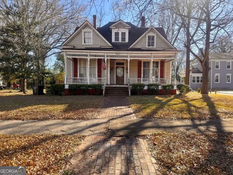 A home in Fort Valley