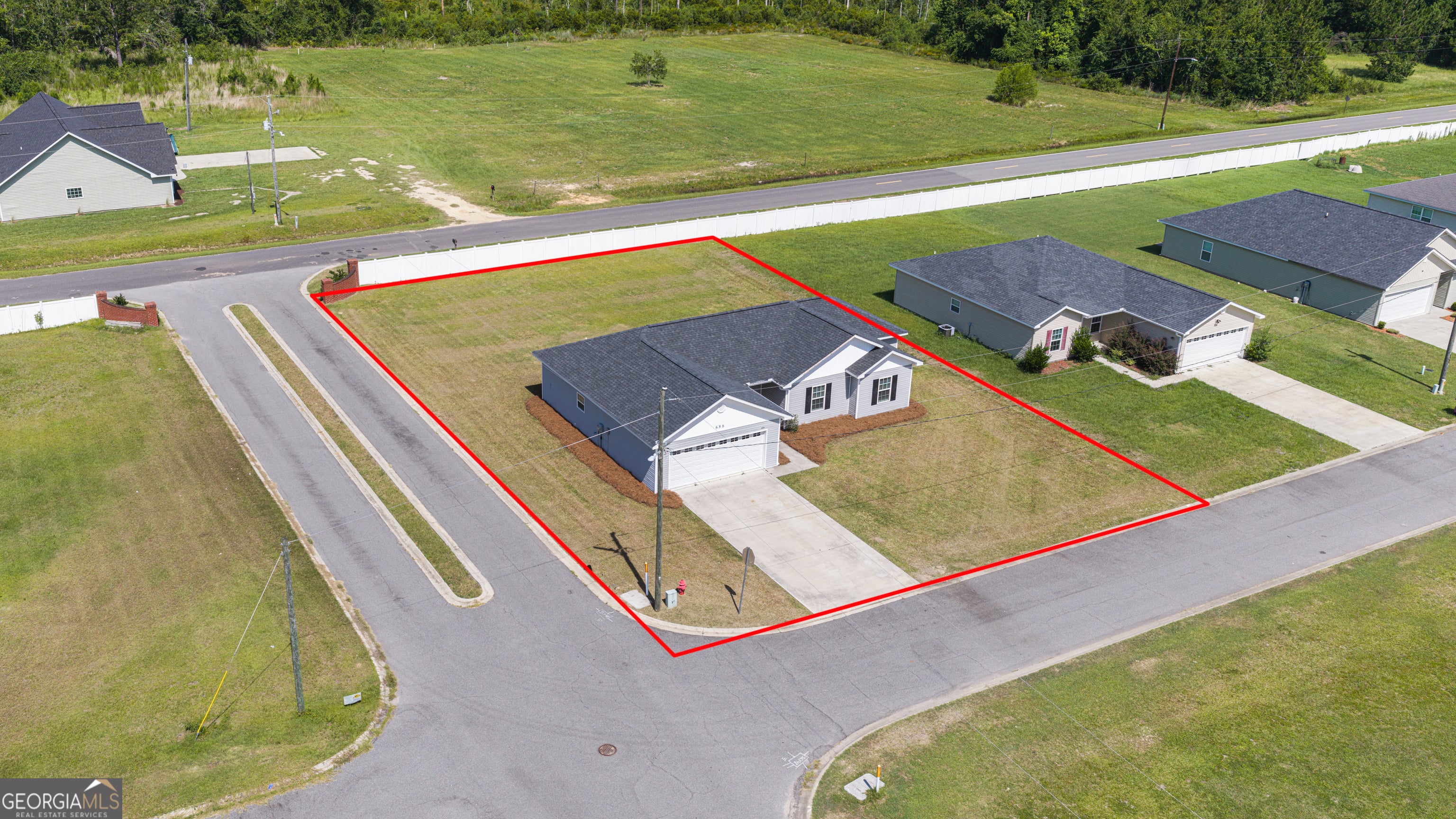 686 Lakeside CIR