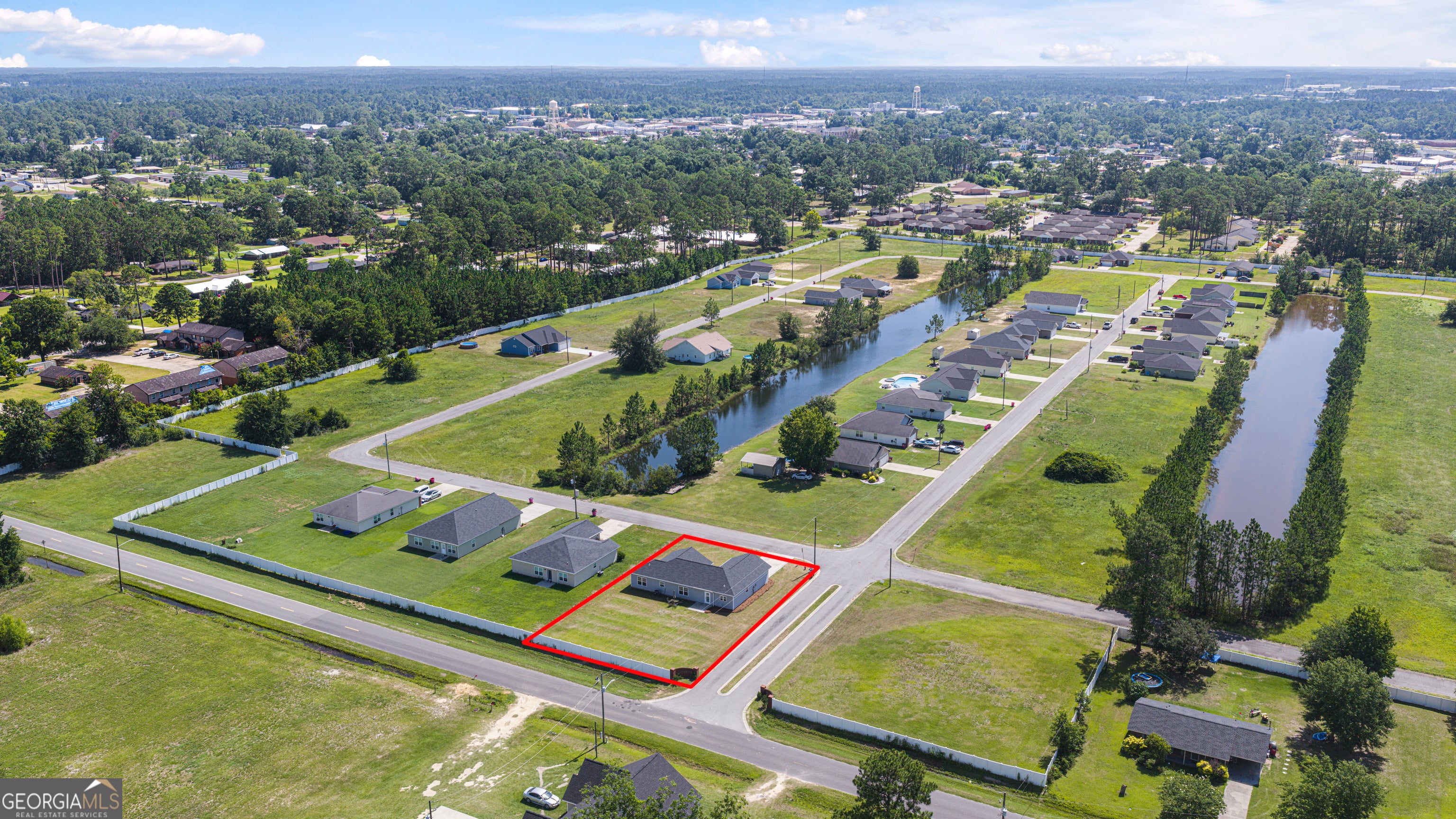 686 Lakeside CIR