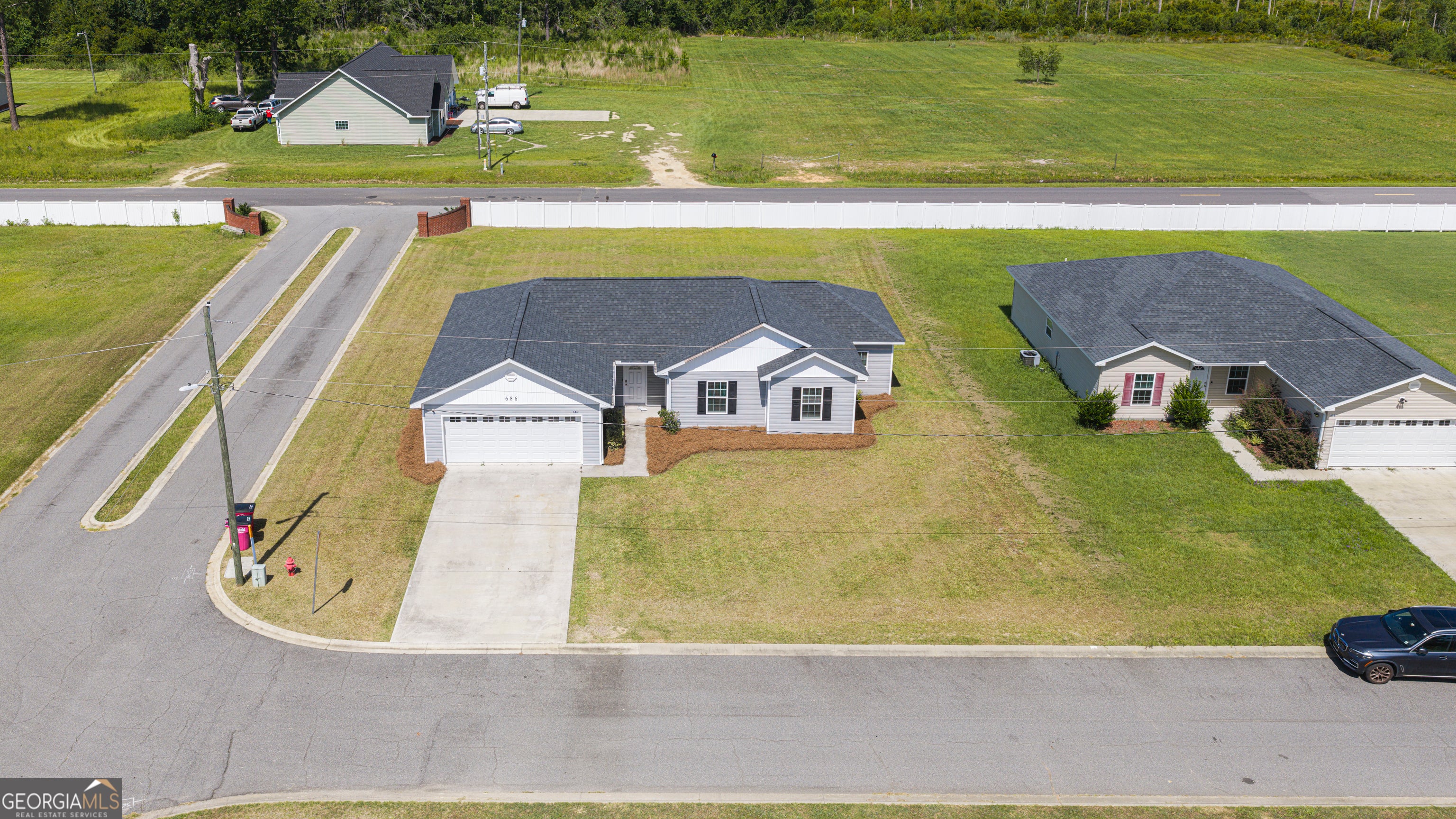 686 Lakeside CIR