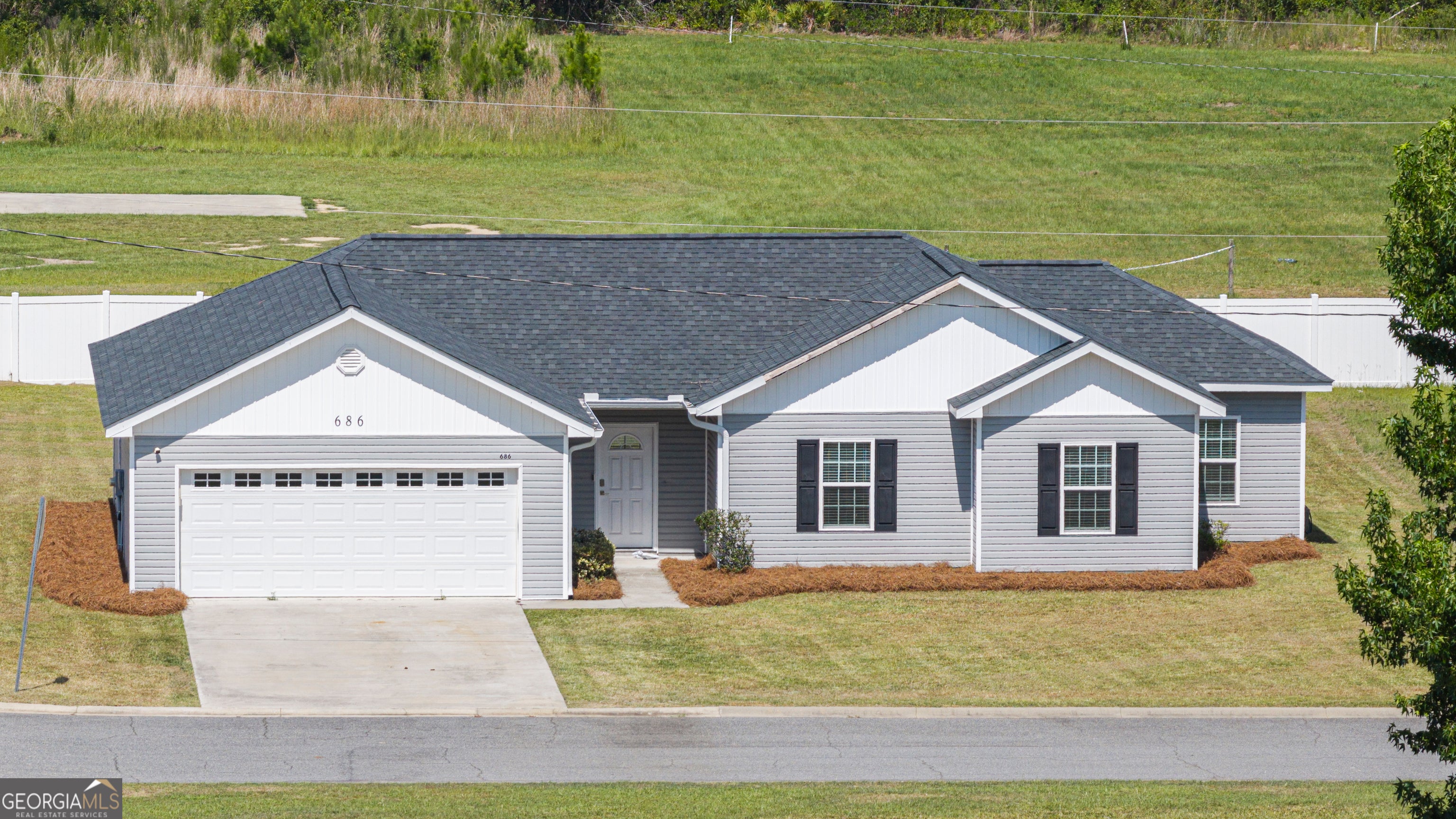 686 Lakeside CIR