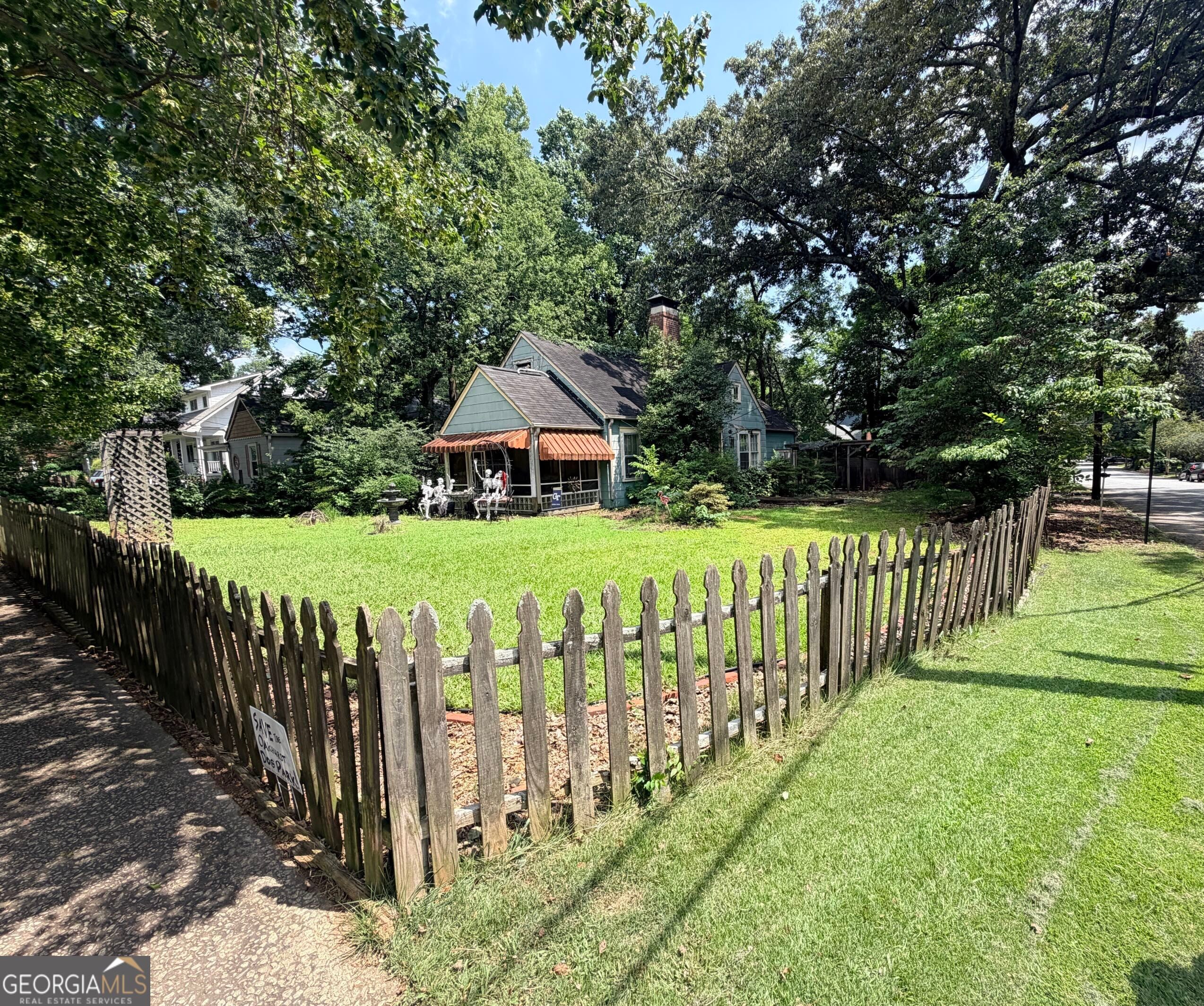 507 E Lake DR