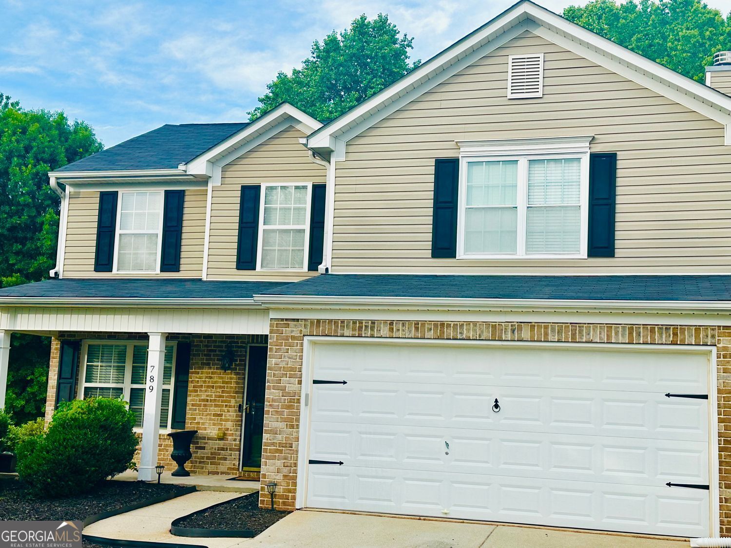 Our motivated seller offers a 4Bd/2.5 Ba home in the sought after Eagles Landing area of Henry County featuring an open floor plan with a spacious family room and a breakfast area in the kitchen. The kitchen area boasts stainless steel appliances and solid surface countertops. The first floor also offers a separate dining room and a powder room. The large owner's suite includes a vaulted ceiling and a nice view of the large backyard. The exterior of the home is accented by a covered front porch and a covered patio for entertaining. The owner's bath features dual vanities, separate shower, and a soaking tub. Winslow at Eagles Landing is a Swim & Tennis community just over a mile from the new Costco, Sprout's Farmers Market and Starbuck's anchored Bridges at Jodeco mixed use development. Also First Watch Breakfast & Lunch will open their first south metro Atlanta location at the Bridges at Jodeco this fall. The Winslow area is a prime location in metro Atlanta minutes away from Hartsfield-Jackson International Airport and the city of Atlanta for a convenient commute. Any buyer that closes by July 31st will receive the stainless steel refrigerator, washer, and dryer pictured at no charge!
