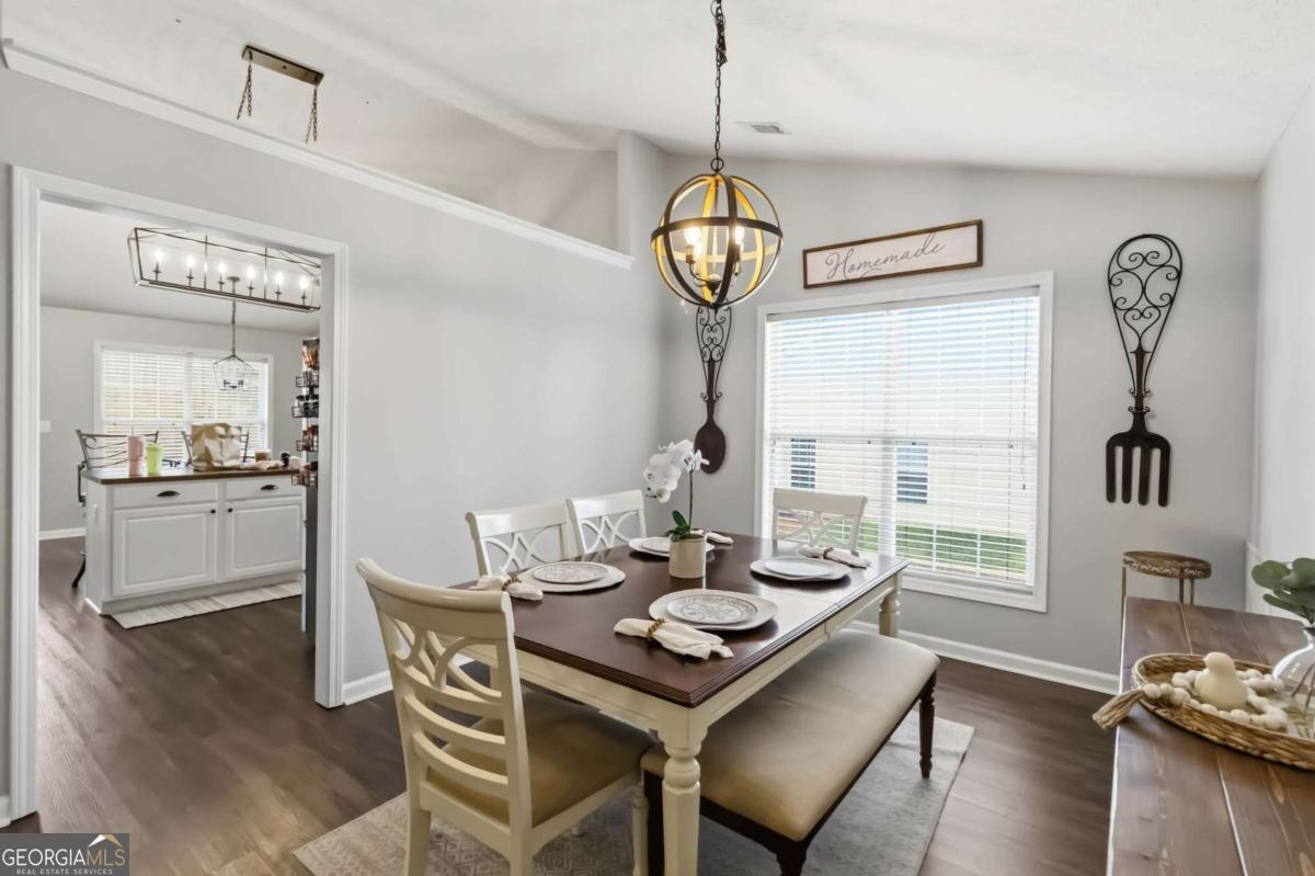 3237 Victoria Park LN NE