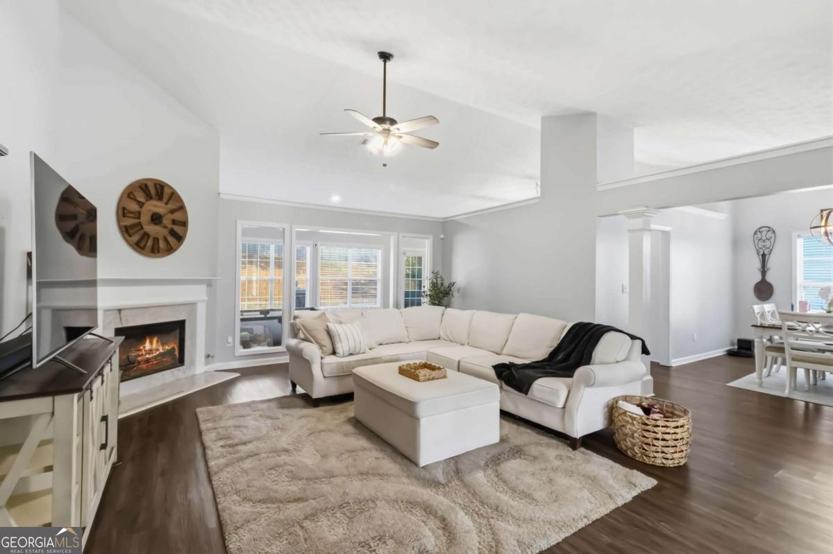 3237 Victoria Park LN NE