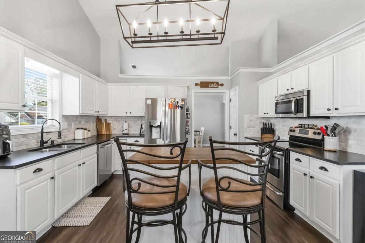 3237 Victoria Park LN NE