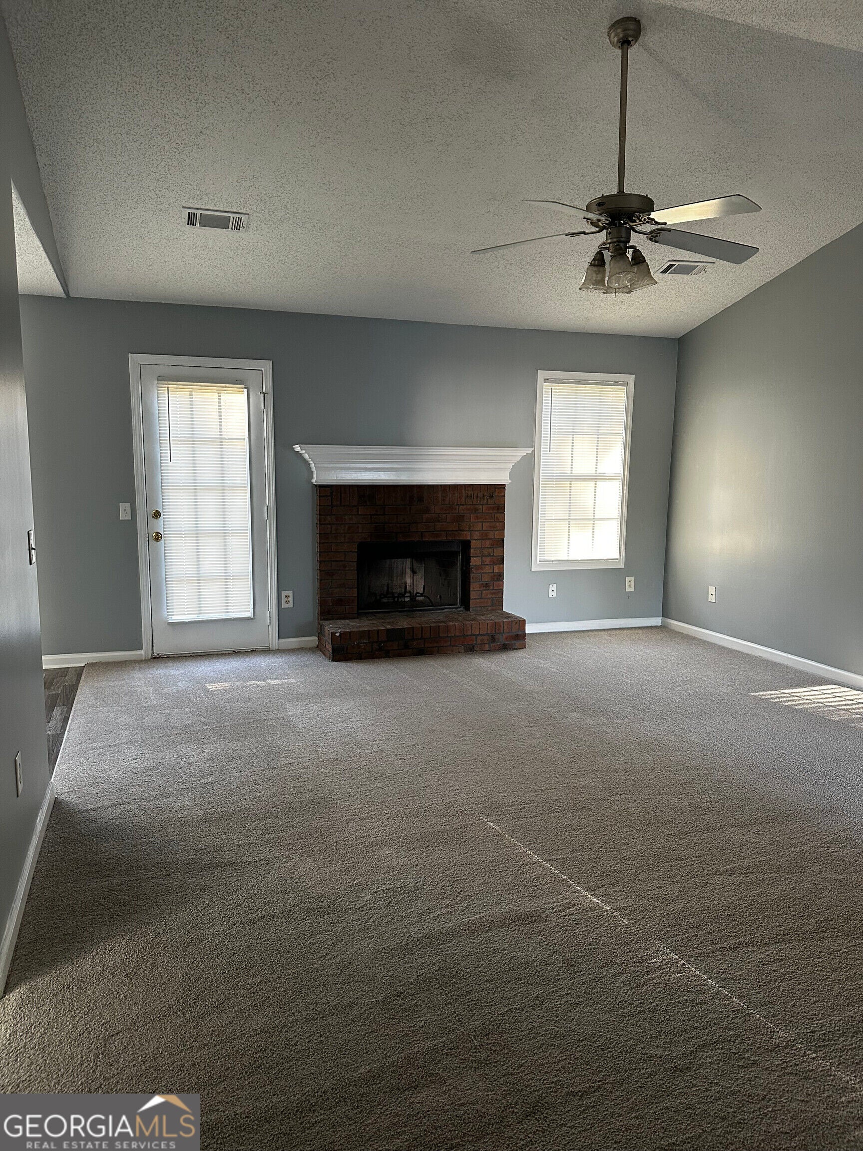 1647 Bismarck CIR