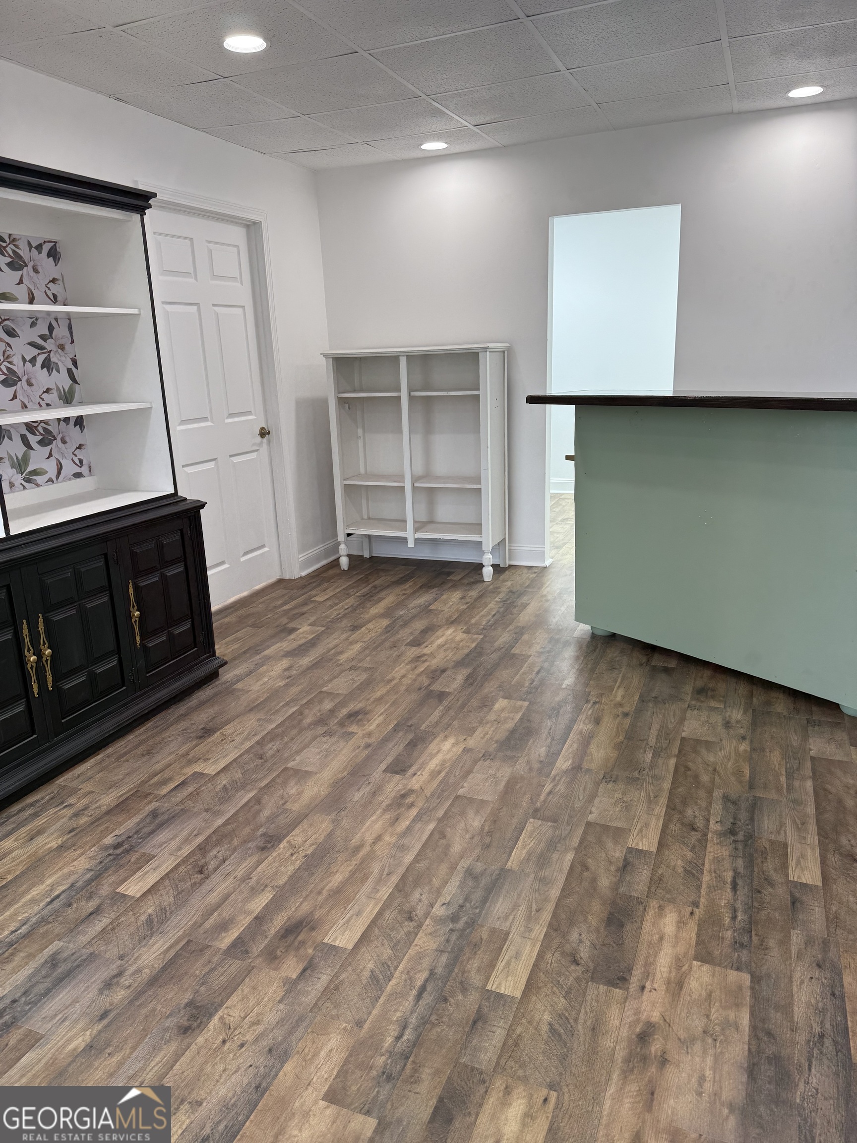 Great location for a start up business location! This would be perfect for rental property or someone starting out needing office space. Can be rented for a 1 year lease for 800 month plus $800 security deposit Will be vacant 7/25. Please call listing agent. Leona Schilling Do not try to use showing time!